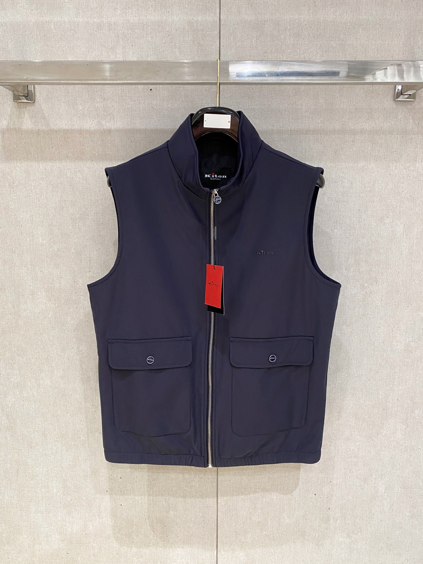 NO:527330,Kiton vest jacket 2025 early autumn new hot counter new casual and fashionable jackets. Super avant-garde design style, delicate and comfortable. It is very light and not easy to wrinkle. Multiple craftsmanship The overall design is quite visual, the upper body is casual and stylish, with a certain degree of clarity. It is definitely recommended to be at the most cutting-edge temperament of fashion, and it is a must-have for urban casualness. Number of codes M~3XL (48-56) Multiple colors,, jackets & coats, jackets & coats, alexander wang19860909kiton 马甲 外套 2025早秋新款爆款专柜新款休闲时尚夹克 超前卫设计风格 细腻舒适 穿着非常轻便不易起皱.多重重工艺 整体的设计颇具视觉感,上身休闲有型,有一定的挺括度,绝对走在时尚最尖端的气质感推荐,都市休闲必备. 码数M~3XL（48-56）多颜色,,jackets & coats,jackets & coats,alexander wang,Men's clothing