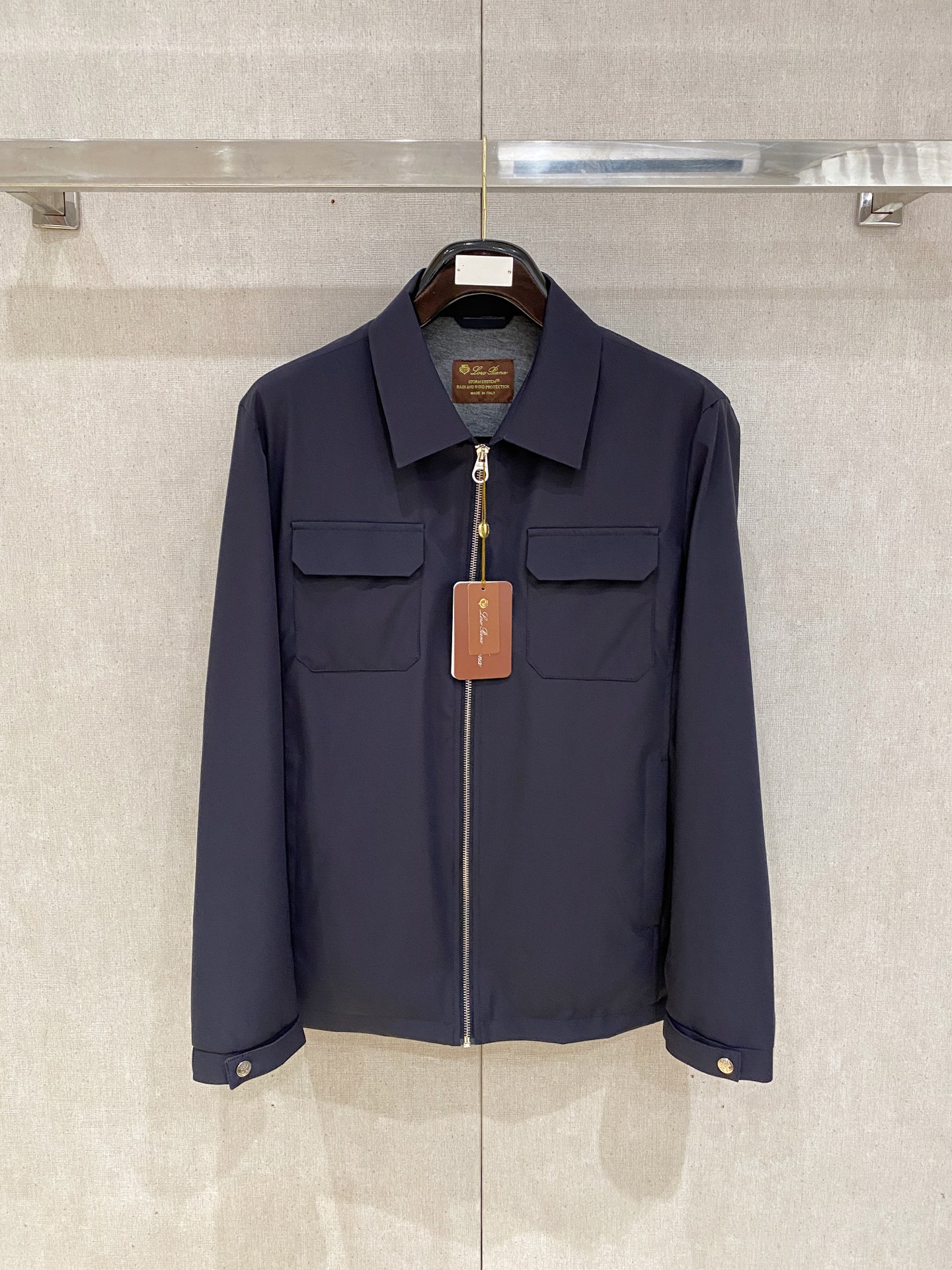 NO:527310,Lp 1924SS autumn and winter new product casual jacket, customer-supplied nylon polyester fiber cotton blend material, made of fine-dot knitted, the texture is very clear, the texture is soft and smooth, breathable and comfortable, contrasting color splicing seams, showing an unconventional and free feeling experience, adding a sports and leisure atmosphere. The inner details are exquisite and neat and flawless, and the classic contrasting threads create a fashionable style of high street. Number M-3XL (48-56) multi-color, loro piano, jackets & coats, jackets & coats, alexander wang19860909Lp 1924SS秋冬新品 休闲夹克外套,客供锦纶聚酯纤维棉混纺材质,器械型细点针织而成,纹理的造就基能非常清晰,质感柔软光滑,透气舒爽,对比色拼接缝制,彰显不拘一格自由自在的感觉体验,增添运动休闲气息.内里细节缝线精致工整无暇,经典撞色螺纹,缔造高街时尚的造型范儿. 码数M-3XL（48-56）多颜色,,loro piana,jackets & coats,jackets & coats,alexander wang,Men's clothing