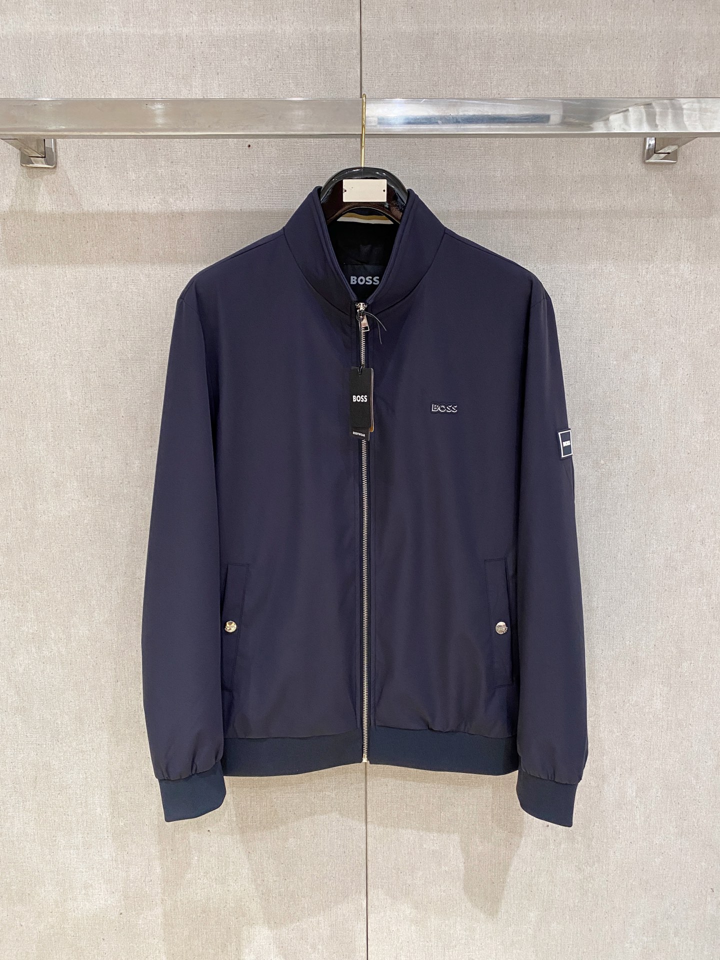 NO:527313,Boss SS autumn and winter new product casual jacket, customer-supplied nylon polyester fiber cotton blend material, made of fine-dotted instruments, the texture is very clear, the texture is soft and smooth, breathable and comfortable, contrasting color splicing seams, showing an unconventional and free feeling experience, adding a sports and leisure atmosphere. The details of the inner inside are exquisite and neat and flawless, and the classic contrasting threads create a fashionable style of high street. Number of code M-3XL (48-56) multi-color,, jackets & coats, jackets & coats, alexander wang19860909boss SS秋冬新品 休闲夹克外套,客供锦纶聚酯纤维棉混纺材质,器械型细点针织而成,纹理的造就基能非常清晰,质感柔软光滑,透气舒爽,对比色拼接缝制,彰显不拘一格自由自在的感觉体验,增添运动休闲气息.内里细节缝线精致工整无暇,经典撞色螺纹,缔造高街时尚的造型范儿. 码数M-3XL（48-56）多颜色,,jackets & coats,jackets & coats,alexander wang,Men's clothing