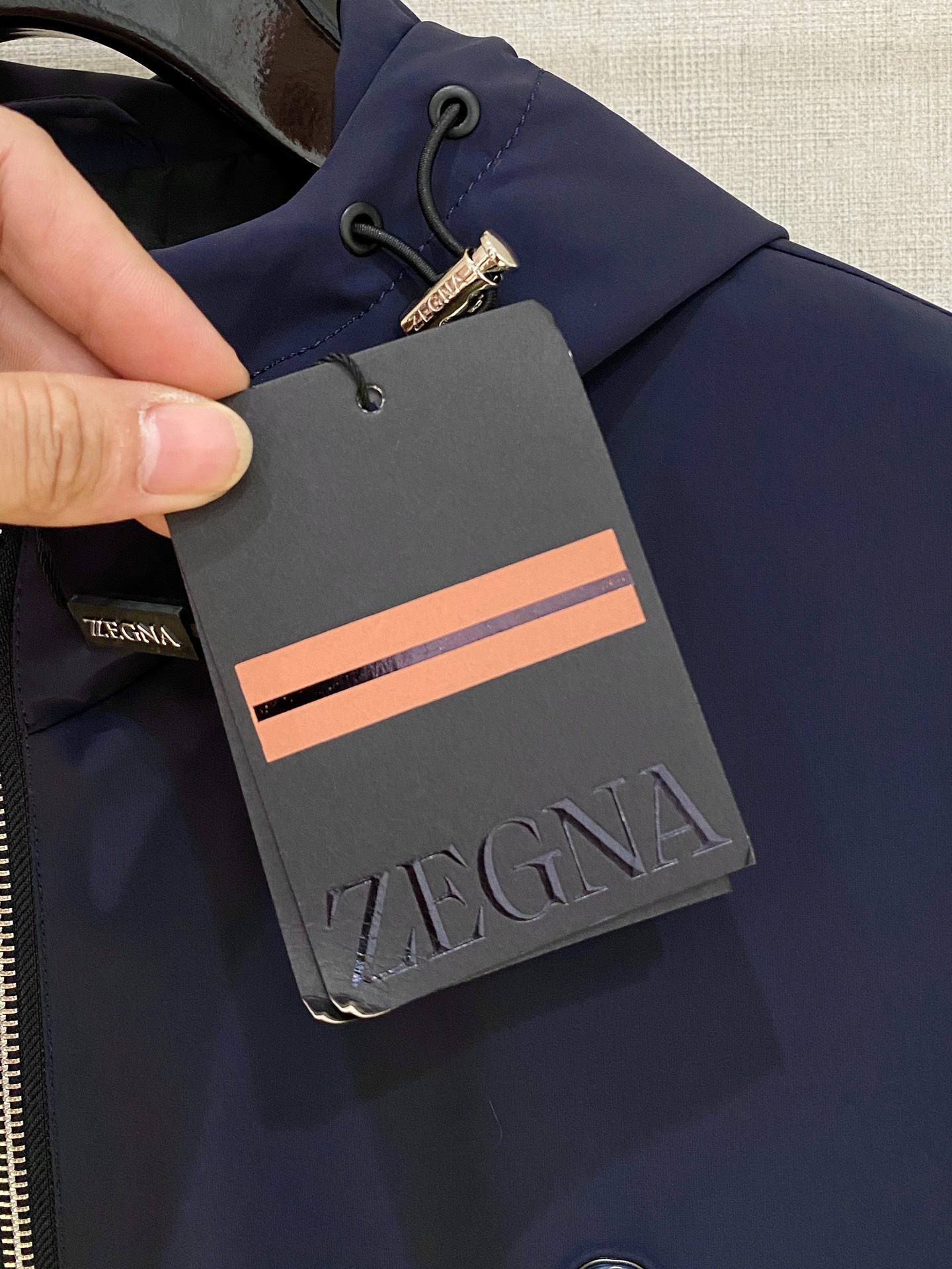 杰尼亚 2024SS秋冬新品休闲夹克外套，客供锦纶聚酯纤维棉混纺材质，器械型细点针织而成，纹理的造就基能