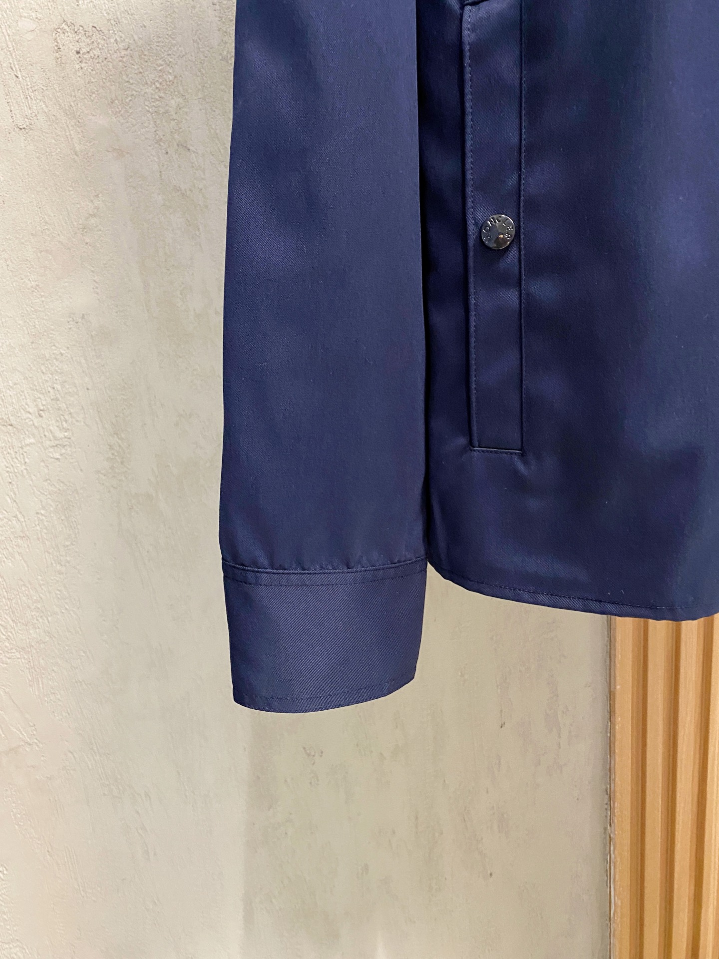 Moncler 蒙口，秋季最新品，官网专柜同步有售，售价16500，男士棉质华达呢拉链外套衬衫 这款男士