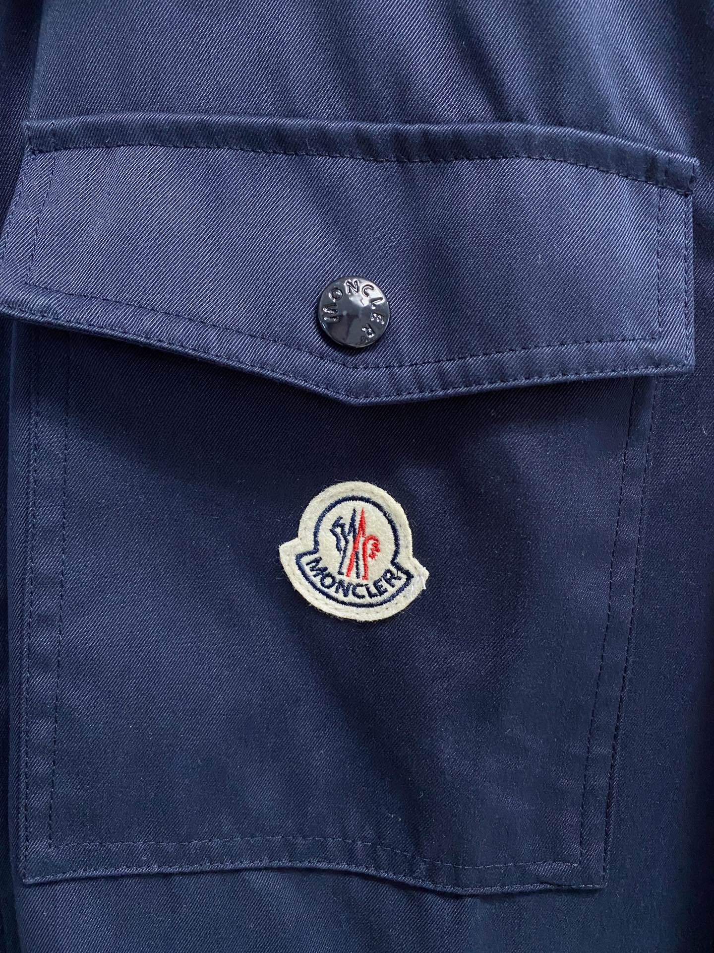 Moncler 蒙口，秋季最新品，官网专柜同步有售，售价16500，男士棉质华达呢拉链外套衬衫 这款男士