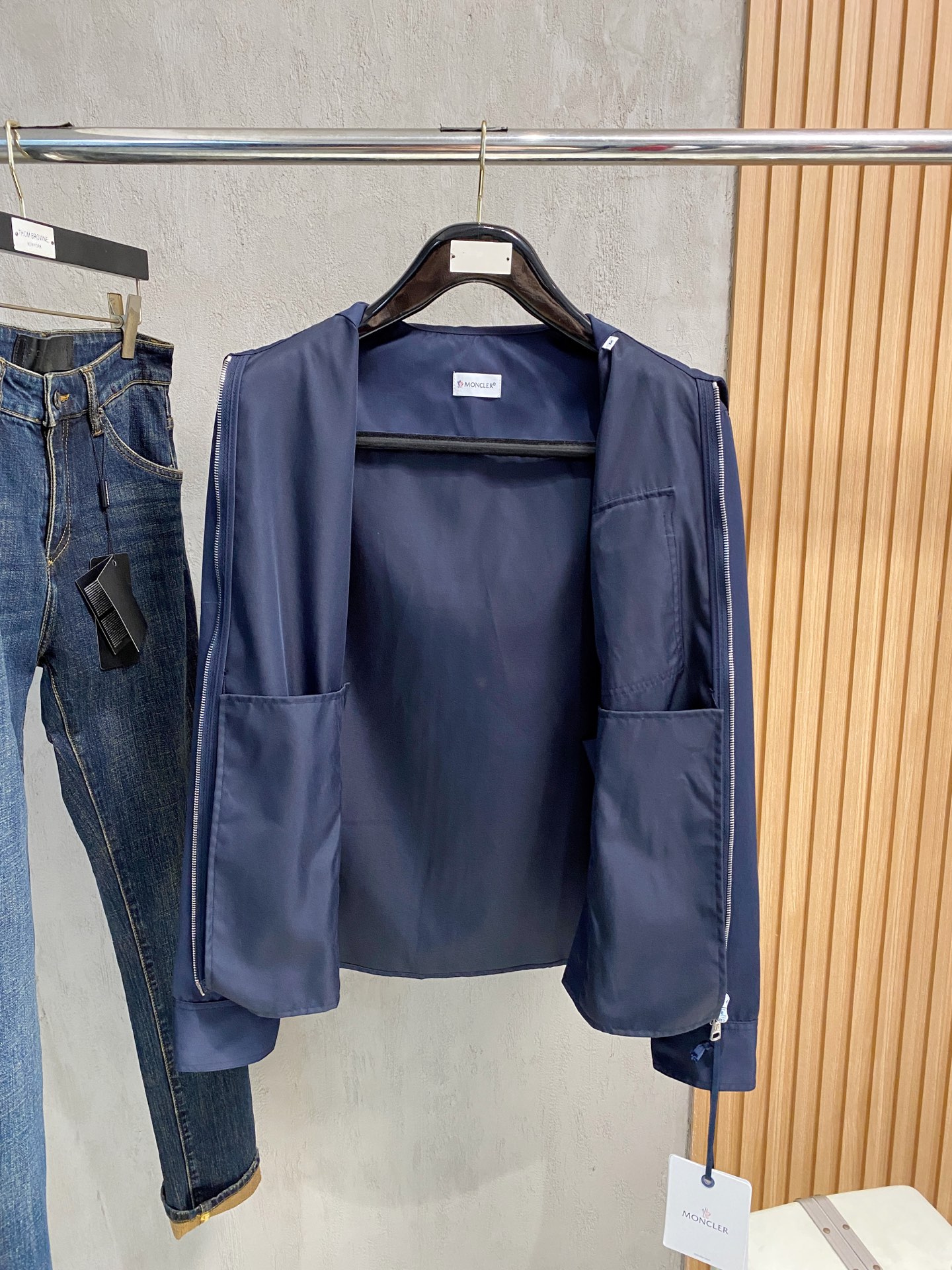 Moncler 蒙口，秋季最新品，官网专柜同步有售，售价16500，男士棉质华达呢拉链外套衬衫 这款男士