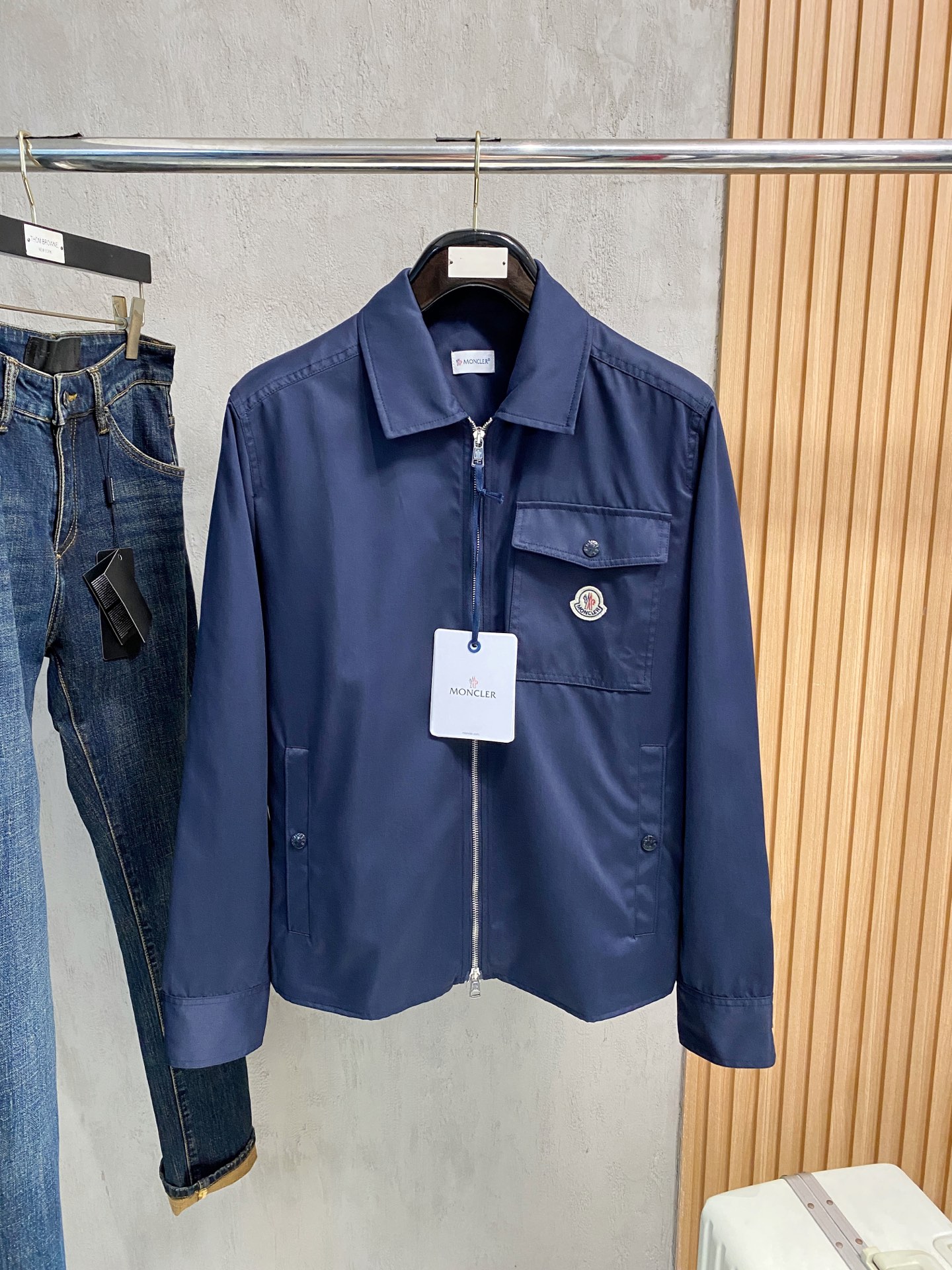 Moncler 蒙口，秋季最新品，官网专柜同步有售，售价16500，男士棉质华达呢拉链外套衬衫 这款男士