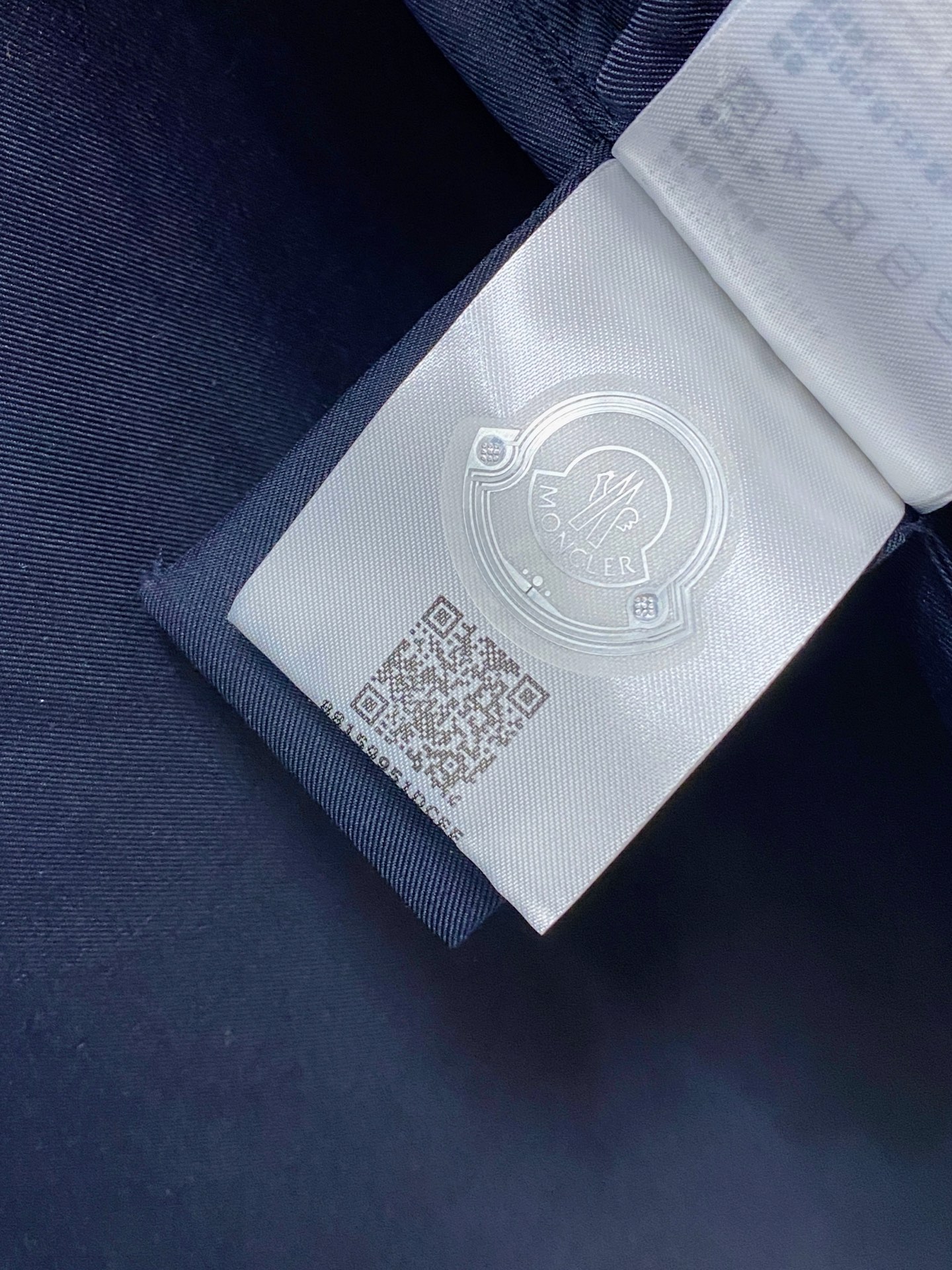 Moncler 蒙口，秋季最新品，官网专柜同步有售，售价16500，男士棉质华达呢拉链外套衬衫 这款男士