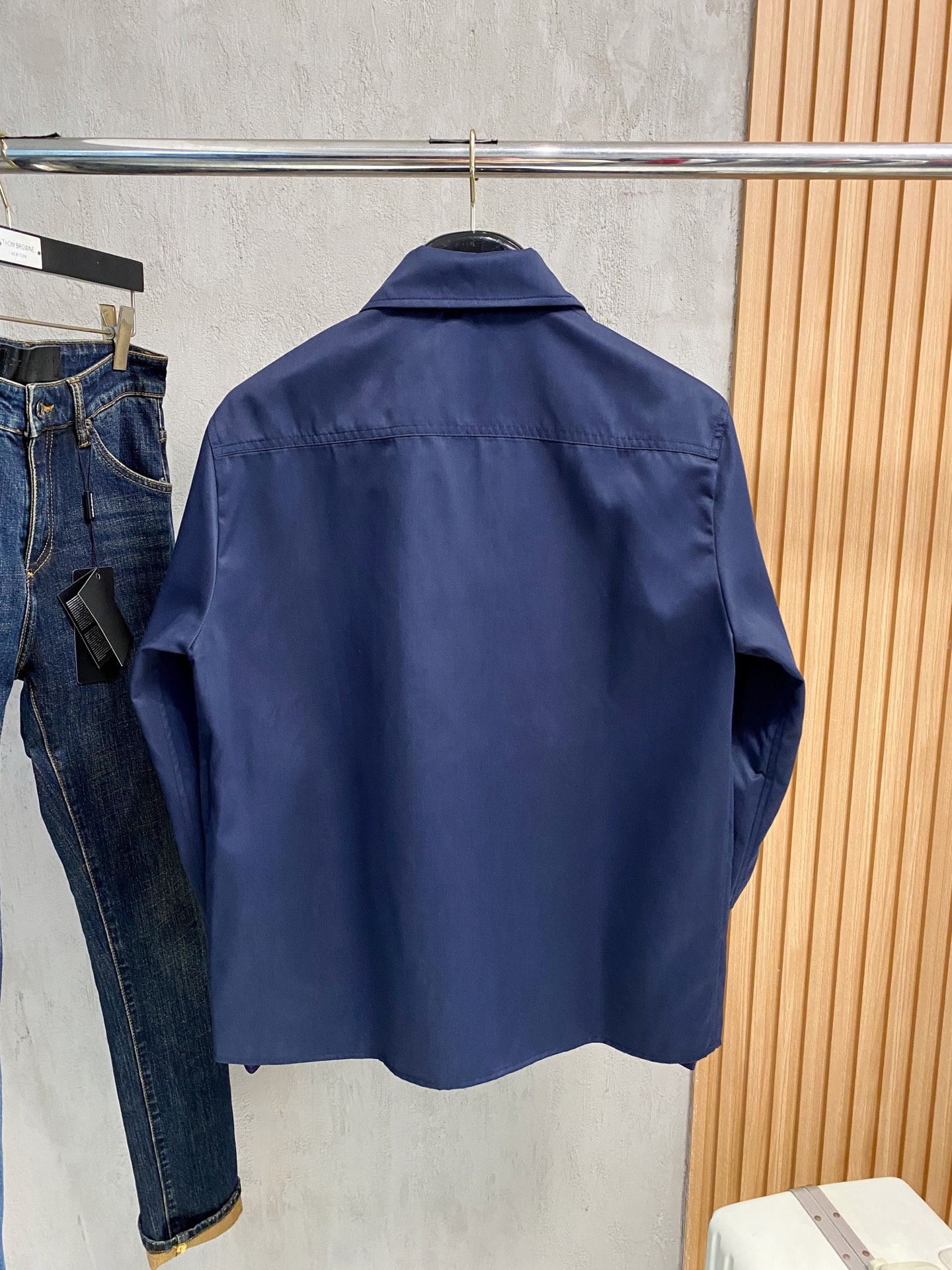 Moncler 蒙口，秋季最新品，官网专柜同步有售，售价16500，男士棉质华达呢拉链外套衬衫 这款男士