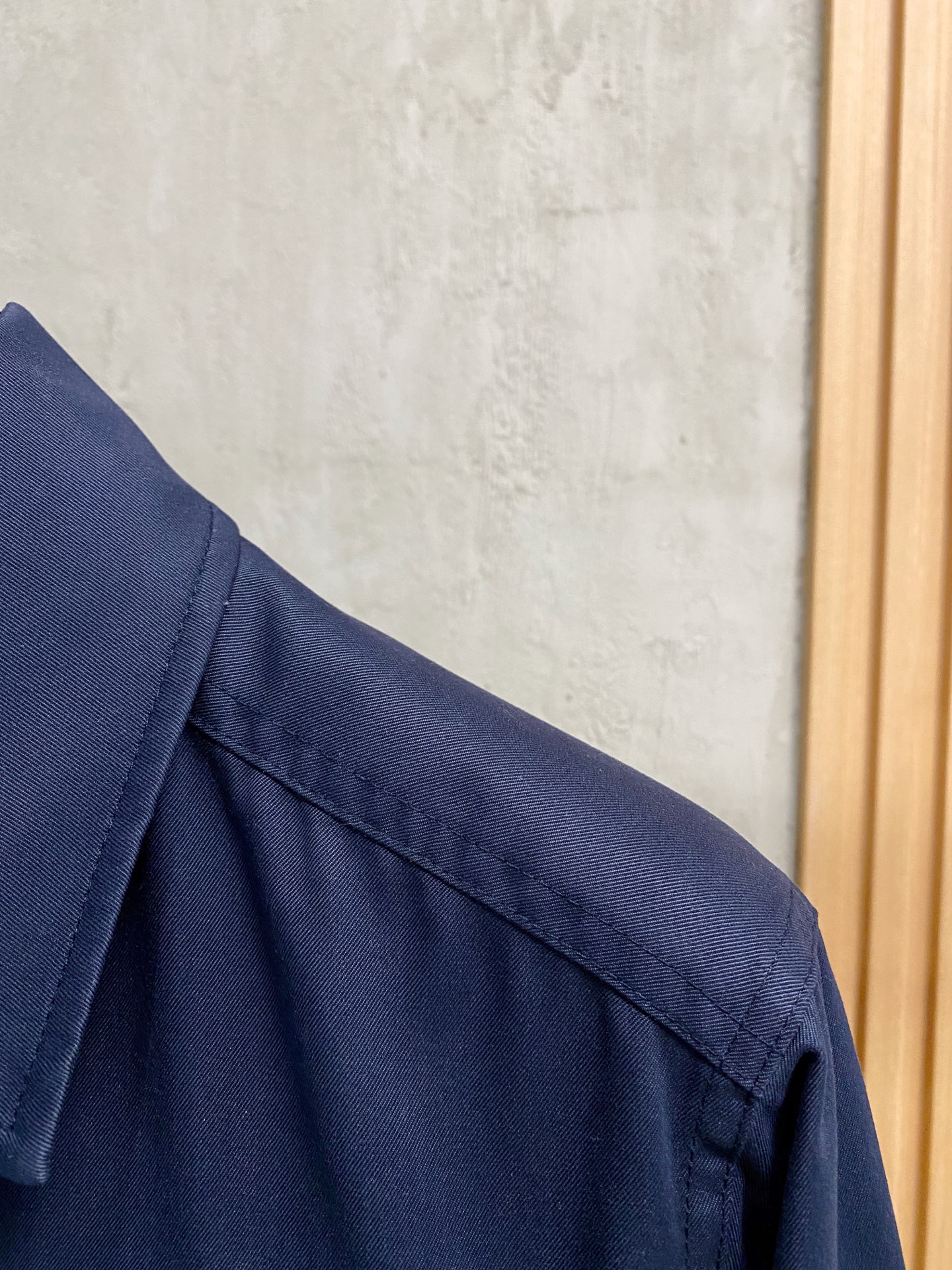 Moncler 蒙口，秋季最新品，官网专柜同步有售，售价16500，男士棉质华达呢拉链外套衬衫 这款男士