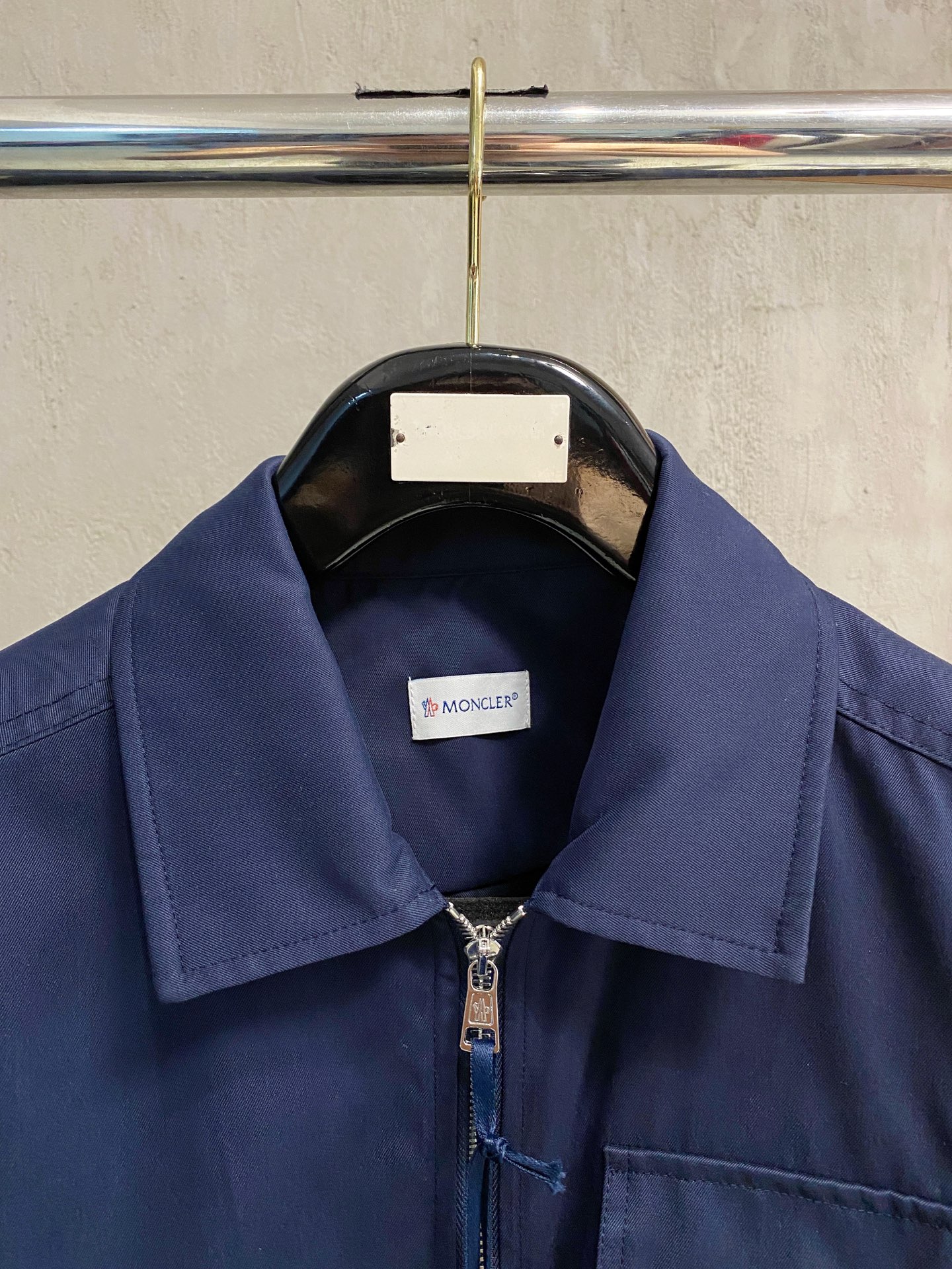 Moncler 蒙口，秋季最新品，官网专柜同步有售，售价16500，男士棉质华达呢拉链外套衬衫 这款男士