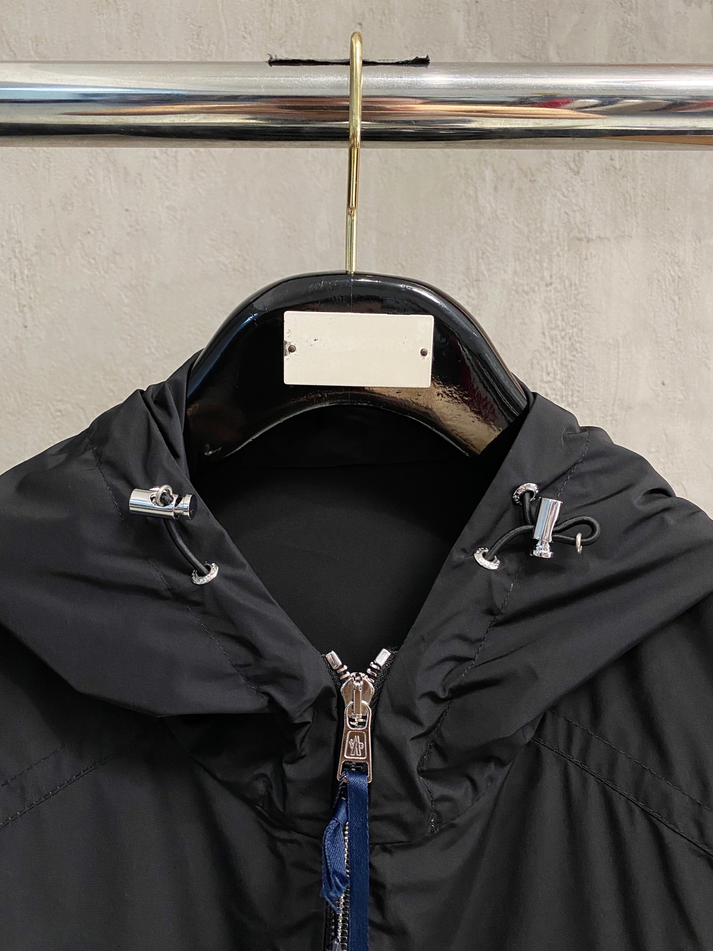 贸易公司订单 天花板级高端货 🎉 这款Fuyue连帽风衣将华贵风采与技术创新巧妙结合，专为重视实用功能与