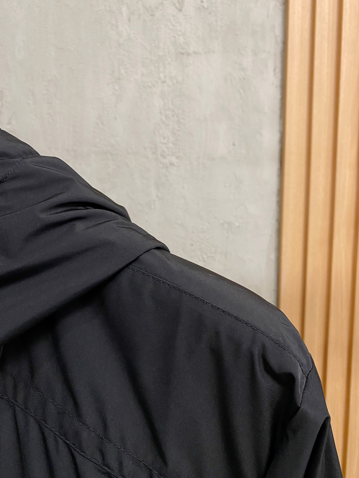 贸易公司订单 天花板级高端货 🎉 这款Fuyue连帽风衣将华贵风采与技术创新巧妙结合，专为重视实用功能与