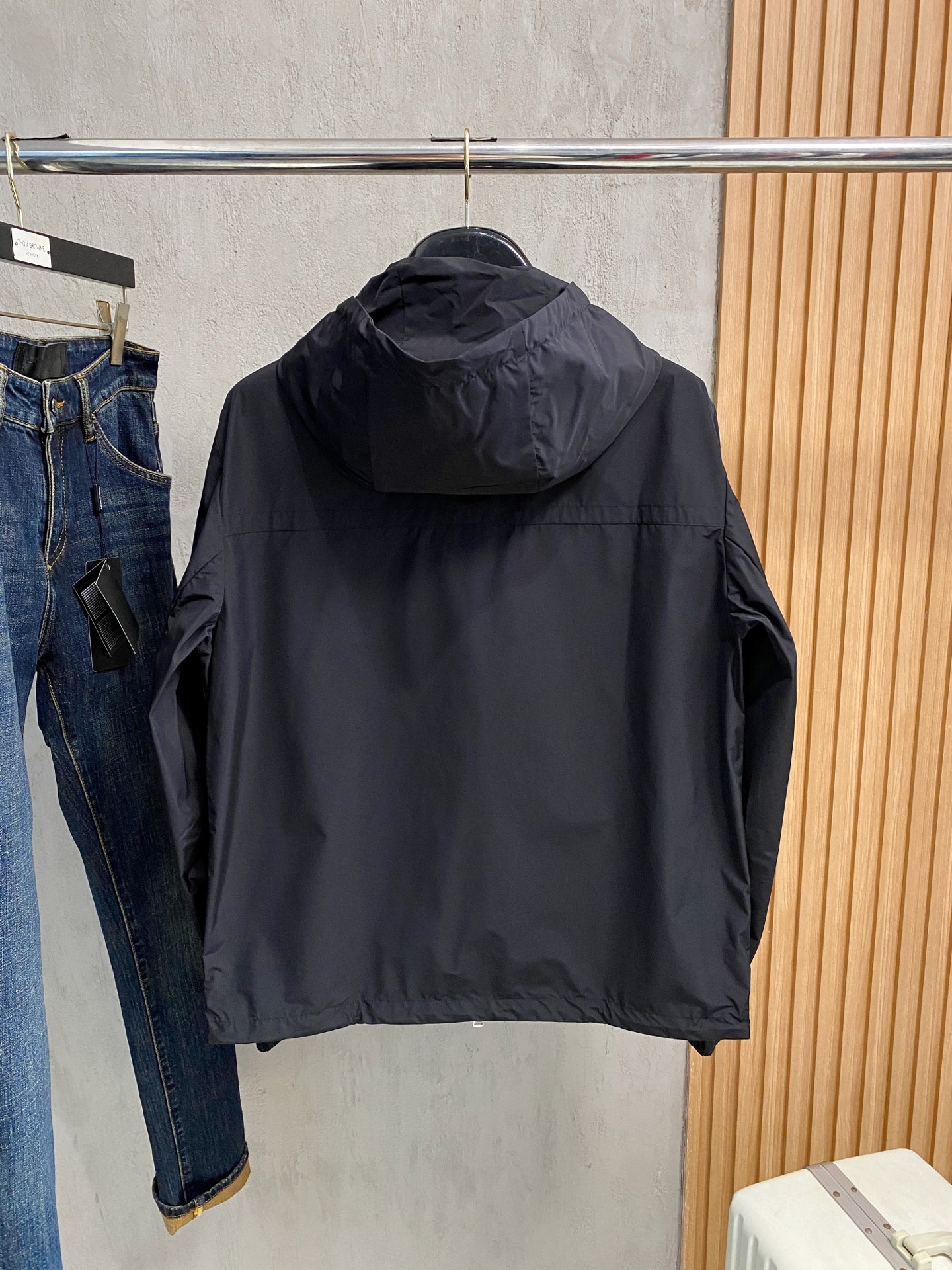 贸易公司订单 天花板级高端货 🎉 这款Fuyue连帽风衣将华贵风采与技术创新巧妙结合，专为重视实用功能与