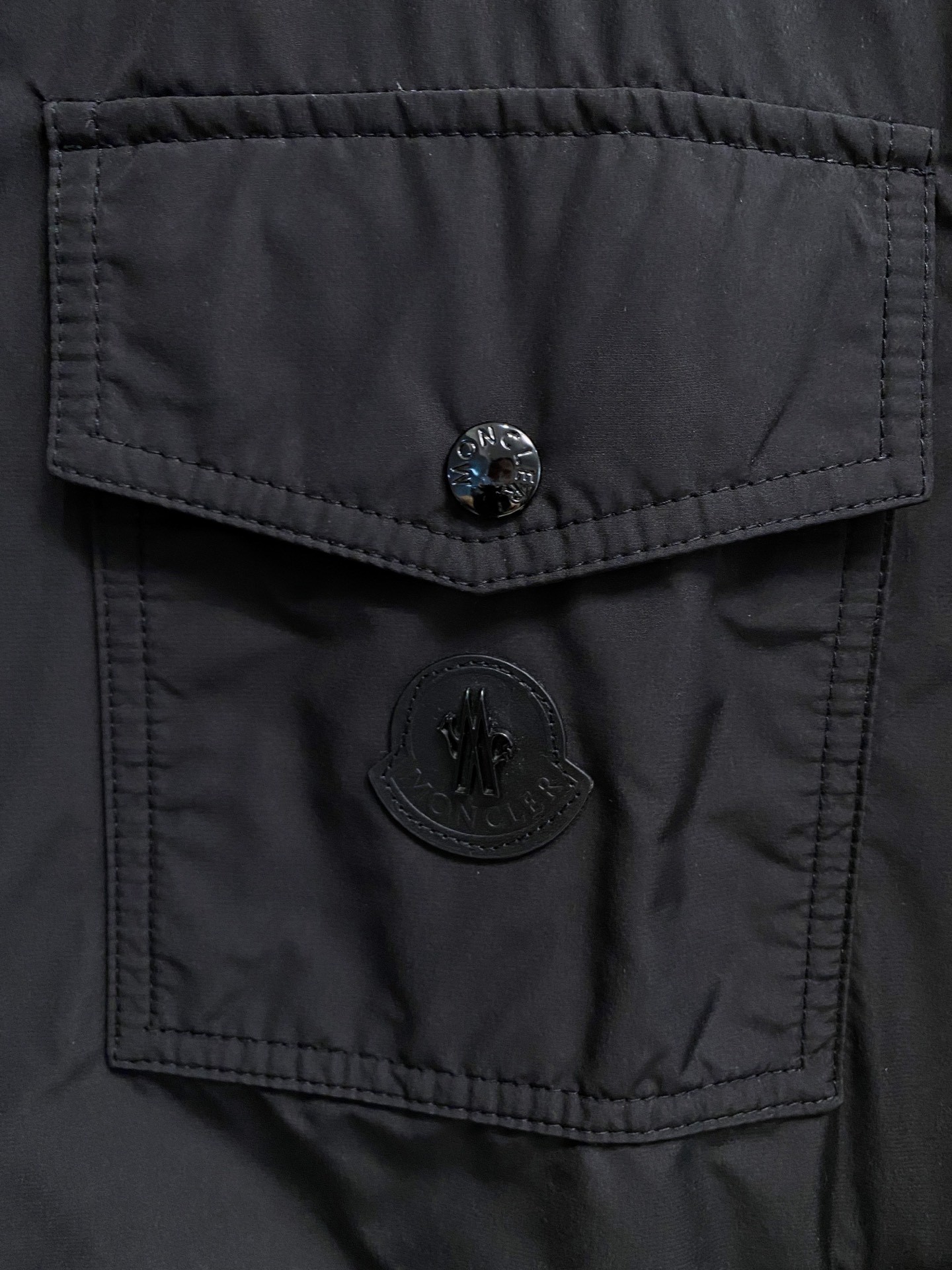 贸易公司订单 天花板级高端货 🎉 这款Fuyue连帽风衣将华贵风采与技术创新巧妙结合，专为重视实用功能与