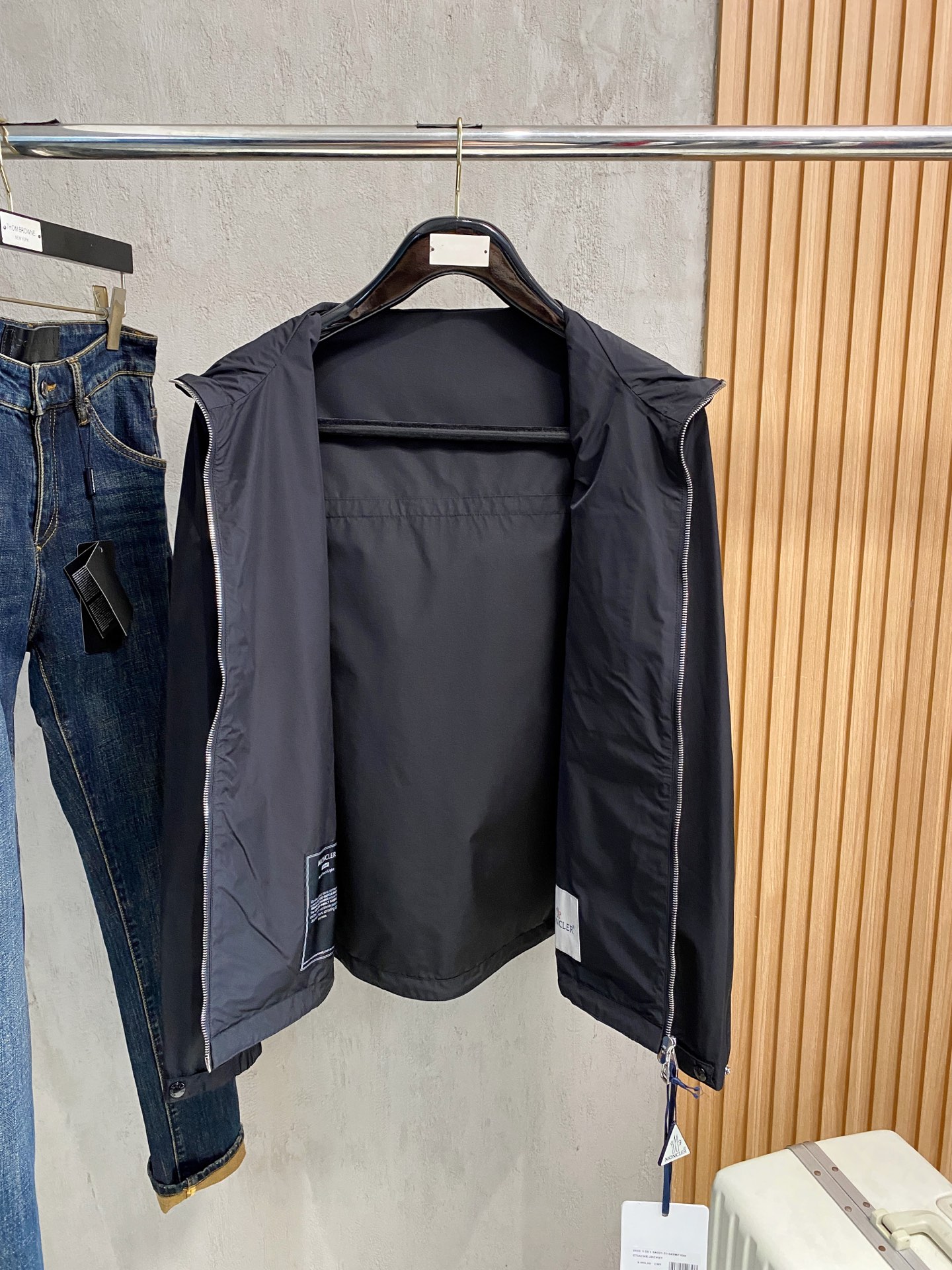 贸易公司订单 天花板级高端货 🎉 这款Fuyue连帽风衣将华贵风采与技术创新巧妙结合，专为重视实用功能与