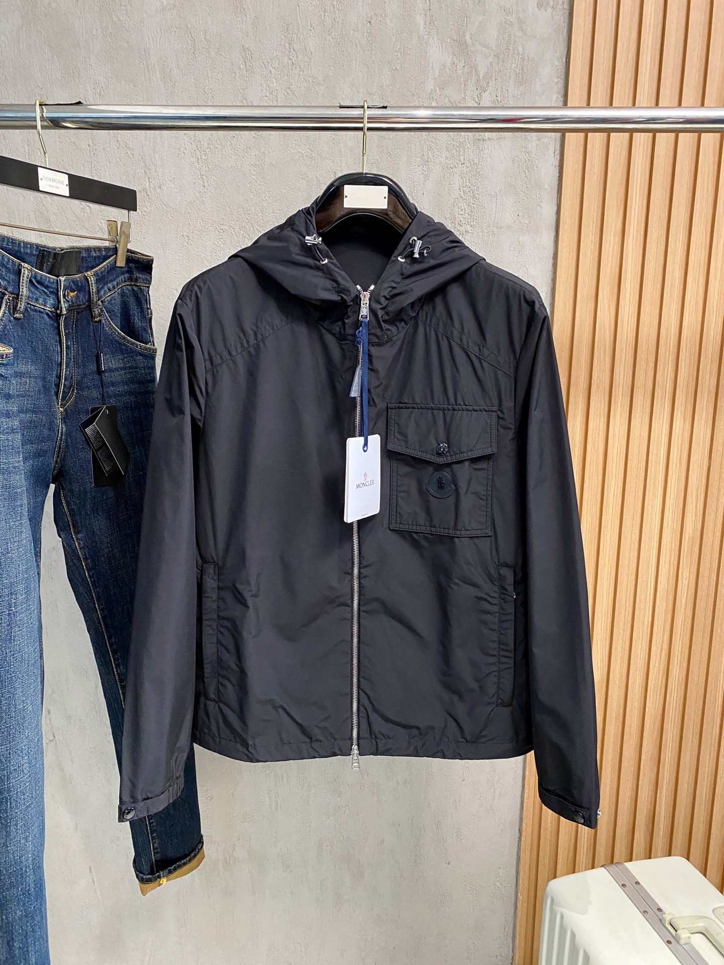 贸易公司订单 天花板级高端货 🎉 这款Fuyue连帽风衣将华贵风采与技术创新巧妙结合，专为重视实用功能与