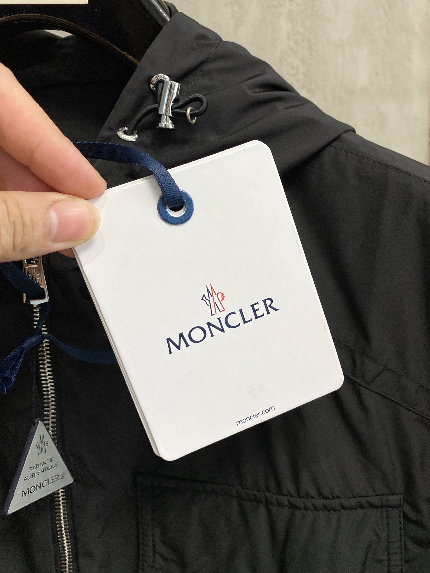 贸易公司订单 天花板级高端货 🎉 这款Fuyue连帽风衣将华贵风采与技术创新巧妙结合，专为重视实用功能与