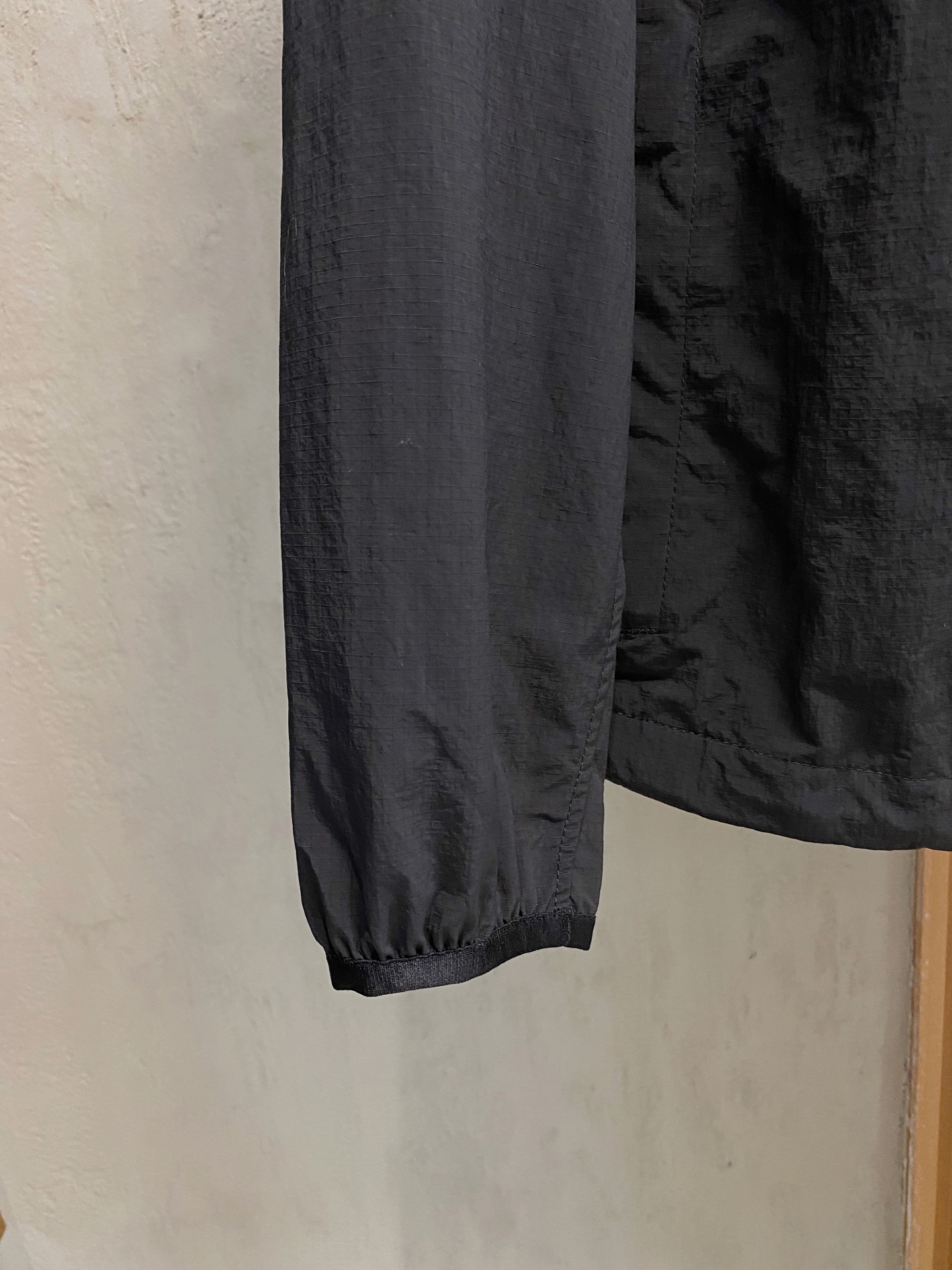 连帽外套，选用轻盈尼龙面料打造。背部点缀马术骑士徽标（EKD）刺绣，呈现休闲版型 整体较常规版型剪裁更为