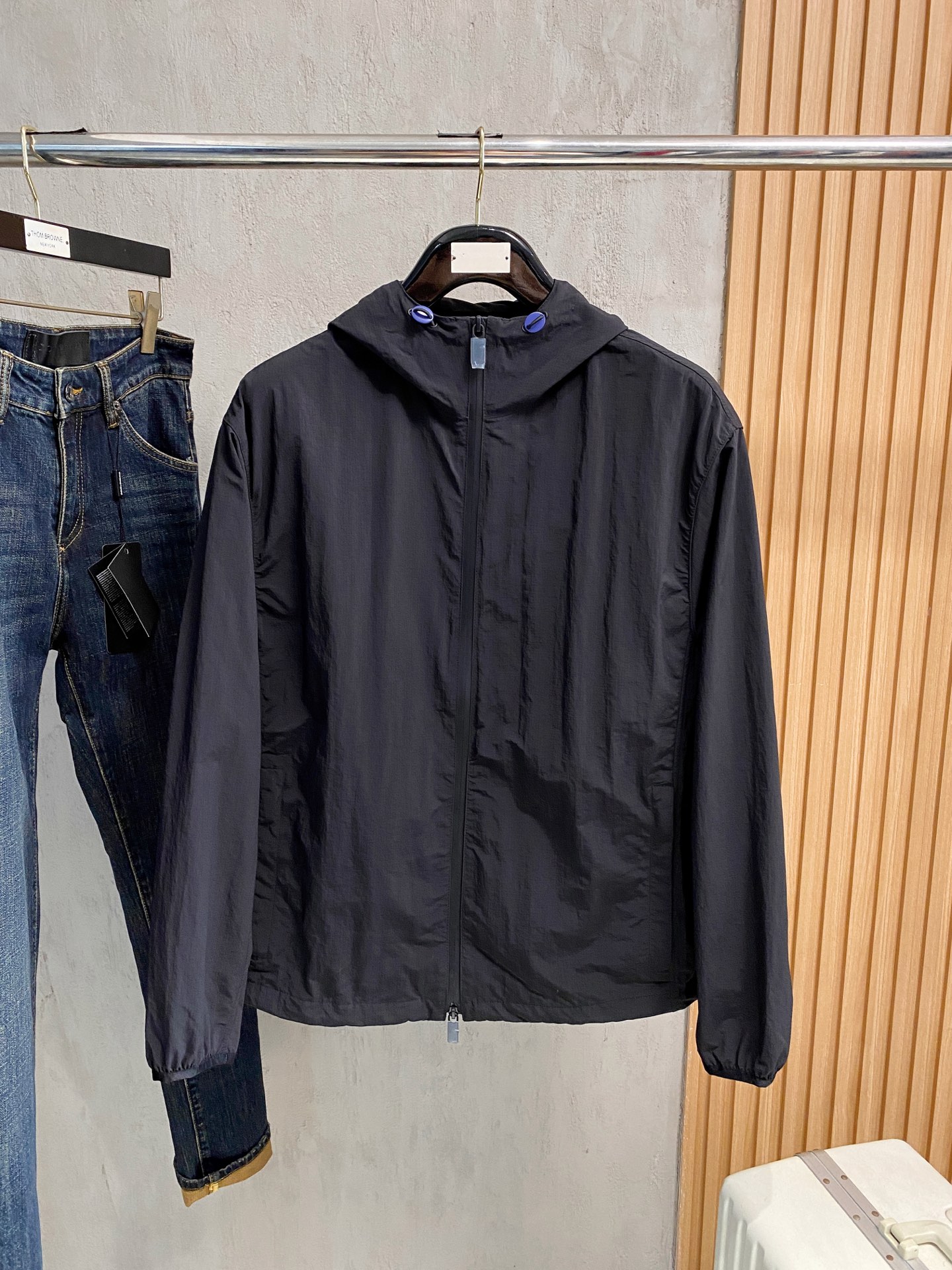 连帽外套，选用轻盈尼龙面料打造。背部点缀马术骑士徽标（EKD）刺绣，呈现休闲版型 整体较常规版型剪裁更为