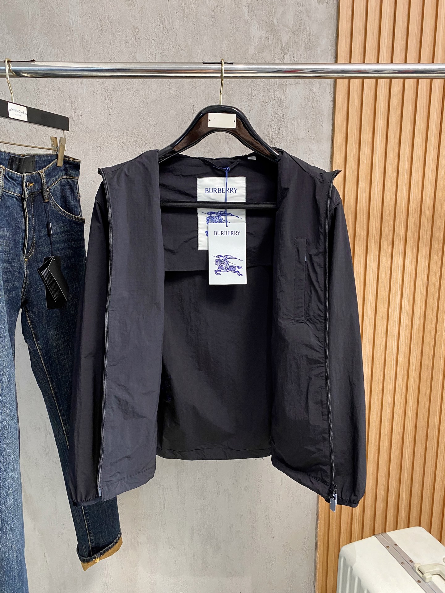 连帽外套，选用轻盈尼龙面料打造。背部点缀马术骑士徽标（EKD）刺绣，呈现休闲版型 整体较常规版型剪裁更为