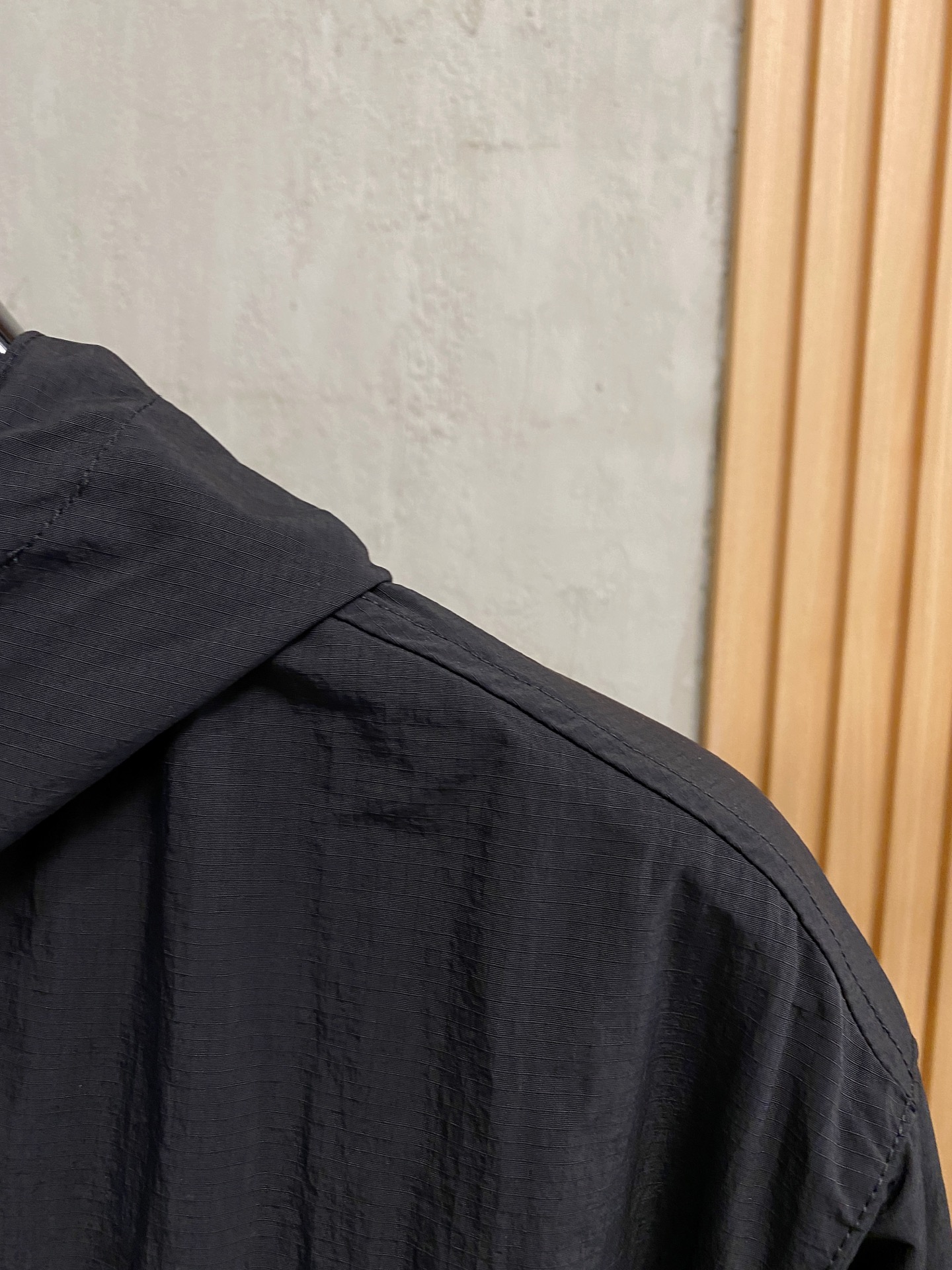 连帽外套，选用轻盈尼龙面料打造。背部点缀马术骑士徽标（EKD）刺绣，呈现休闲版型 整体较常规版型剪裁更为