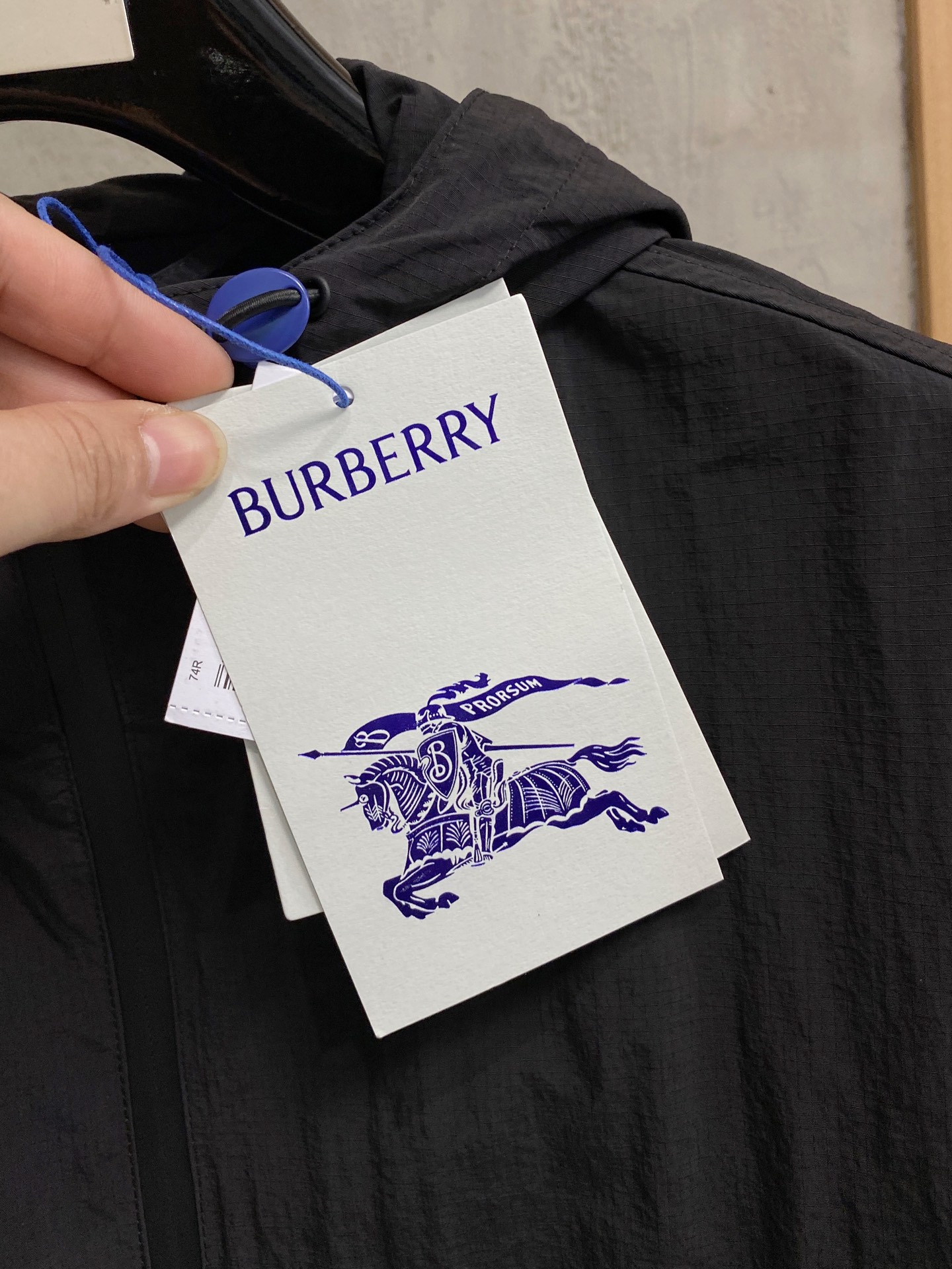 连帽外套，选用轻盈尼龙面料打造。背部点缀马术骑士徽标（EKD）刺绣，呈现休闲版型 整体较常规版型剪裁更为