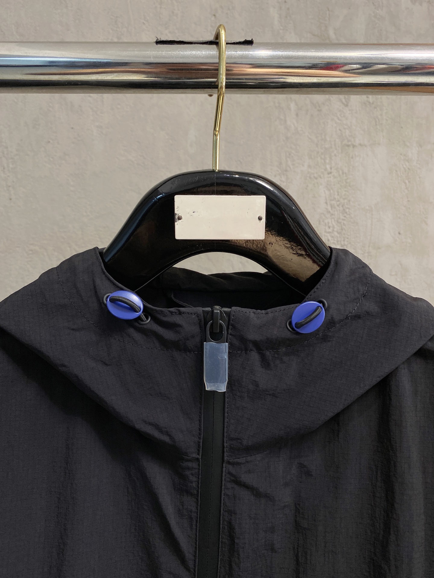 连帽外套，选用轻盈尼龙面料打造。背部点缀马术骑士徽标（EKD）刺绣，呈现休闲版型 整体较常规版型剪裁更为