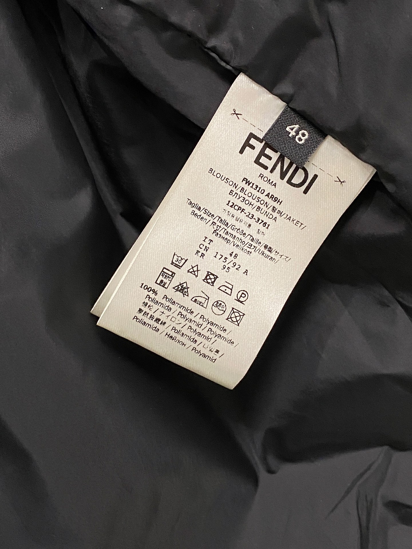 兜帽和侧边拉链口袋风衣。松紧袖口和抽绳下摆。双头拉链开合。蓝色尼龙材质。胸前拉链袋饰有相搭的“Made 