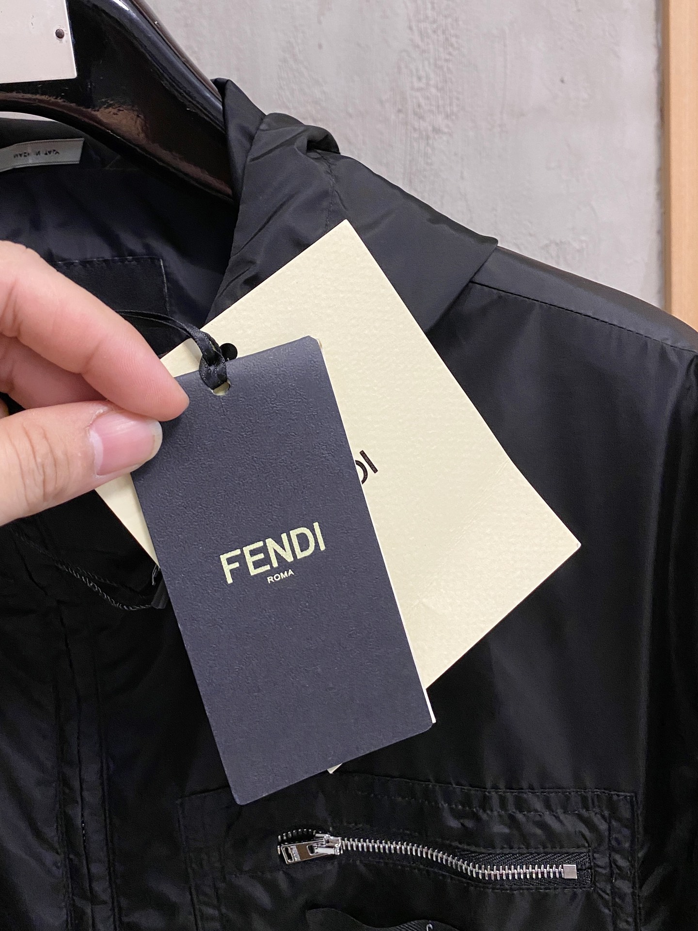 兜帽和侧边拉链口袋风衣。松紧袖口和抽绳下摆。双头拉链开合。蓝色尼龙材质。胸前拉链袋饰有相搭的“Made 