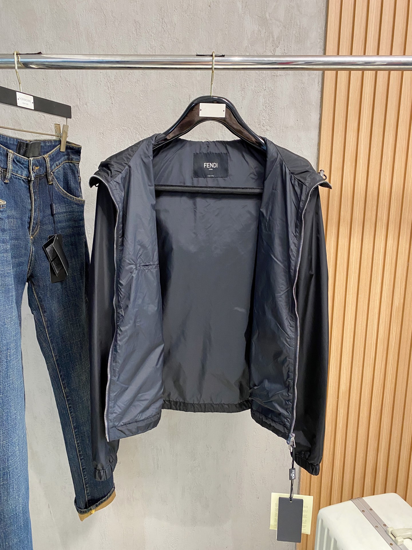 兜帽和侧边拉链口袋风衣。松紧袖口和抽绳下摆。双头拉链开合。蓝色尼龙材质。胸前拉链袋饰有相搭的“Made 