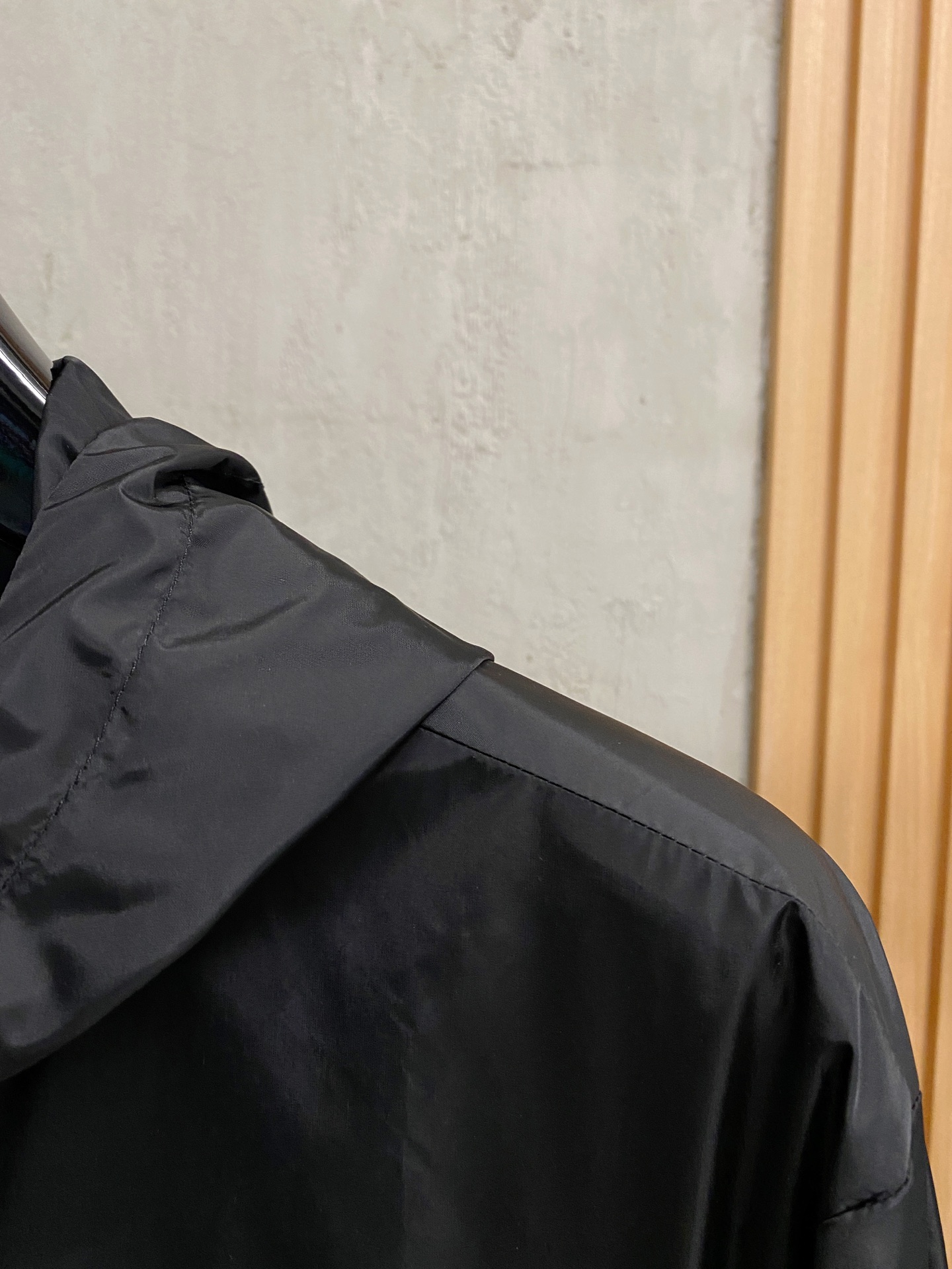 兜帽和侧边拉链口袋风衣。松紧袖口和抽绳下摆。双头拉链开合。蓝色尼龙材质。胸前拉链袋饰有相搭的“Made 