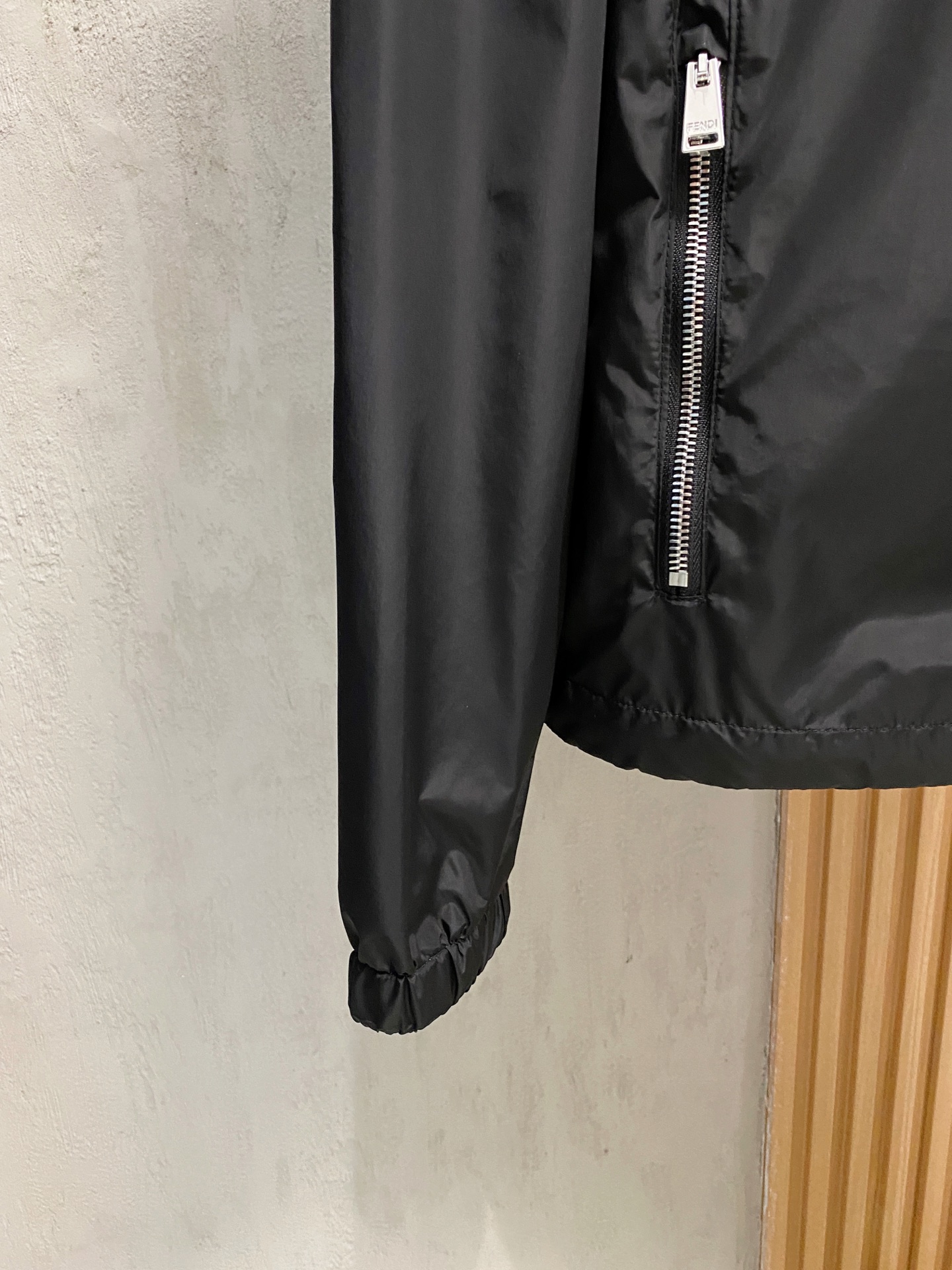 兜帽和侧边拉链口袋风衣。松紧袖口和抽绳下摆。双头拉链开合。蓝色尼龙材质。胸前拉链袋饰有相搭的“Made 