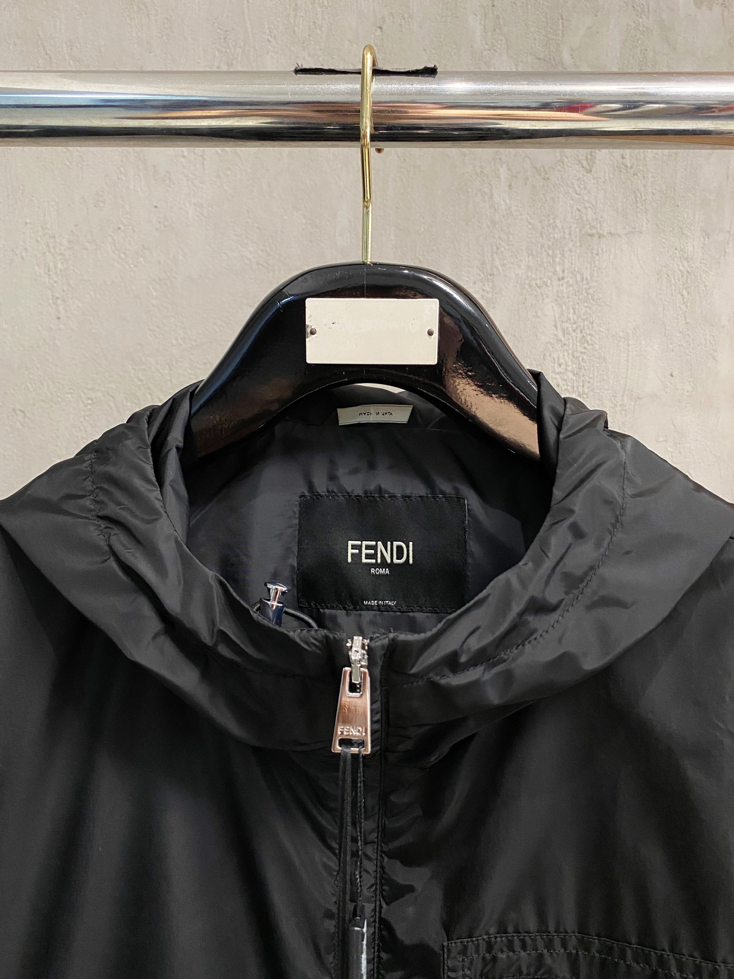 兜帽和侧边拉链口袋风衣。松紧袖口和抽绳下摆。双头拉链开合。蓝色尼龙材质。胸前拉链袋饰有相搭的“Made 