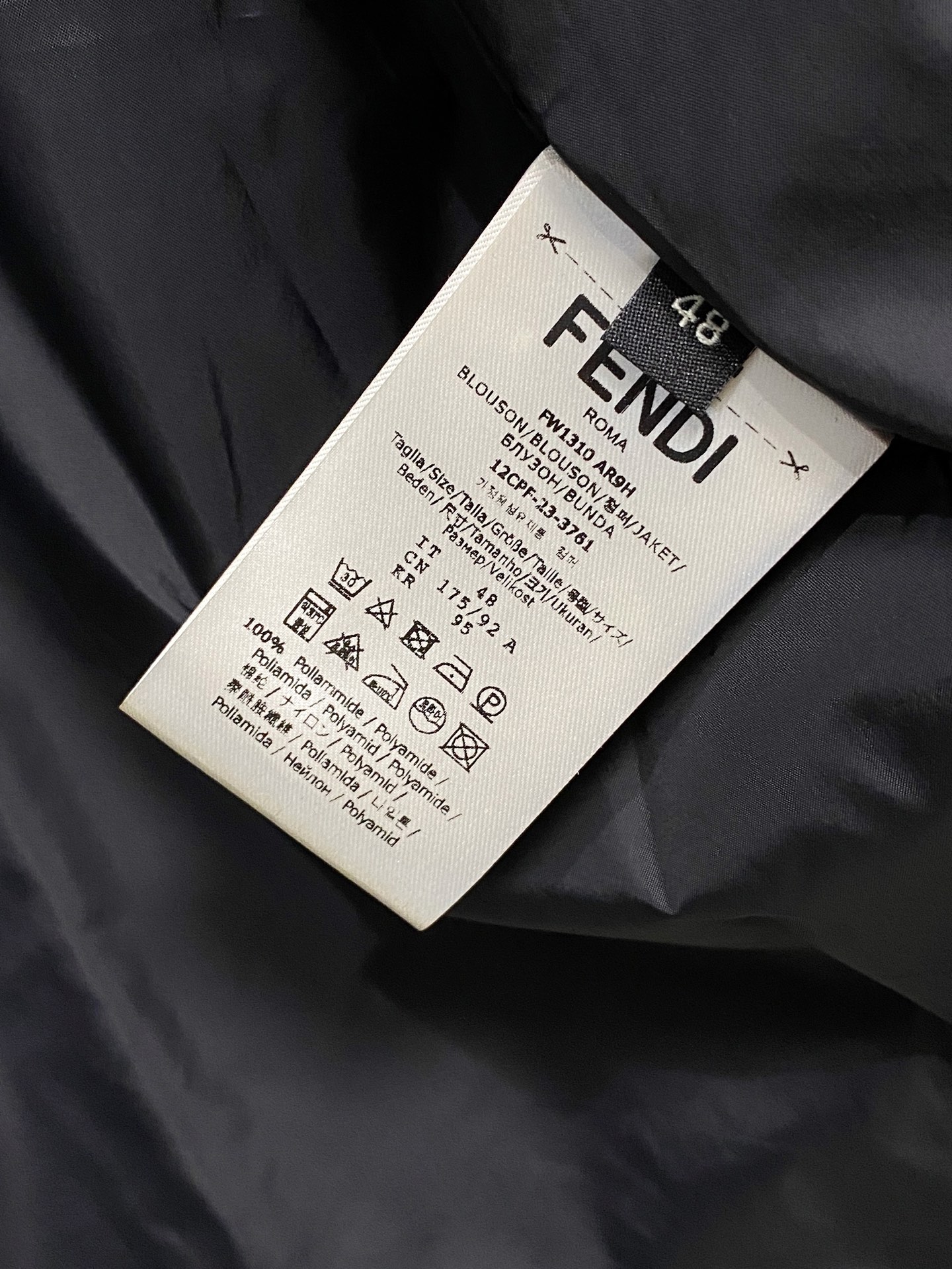 兜帽和侧边拉链口袋风衣。松紧袖口和抽绳下摆。双头拉链开合。蓝色尼龙材质。胸前拉链袋饰有相搭的“Made 