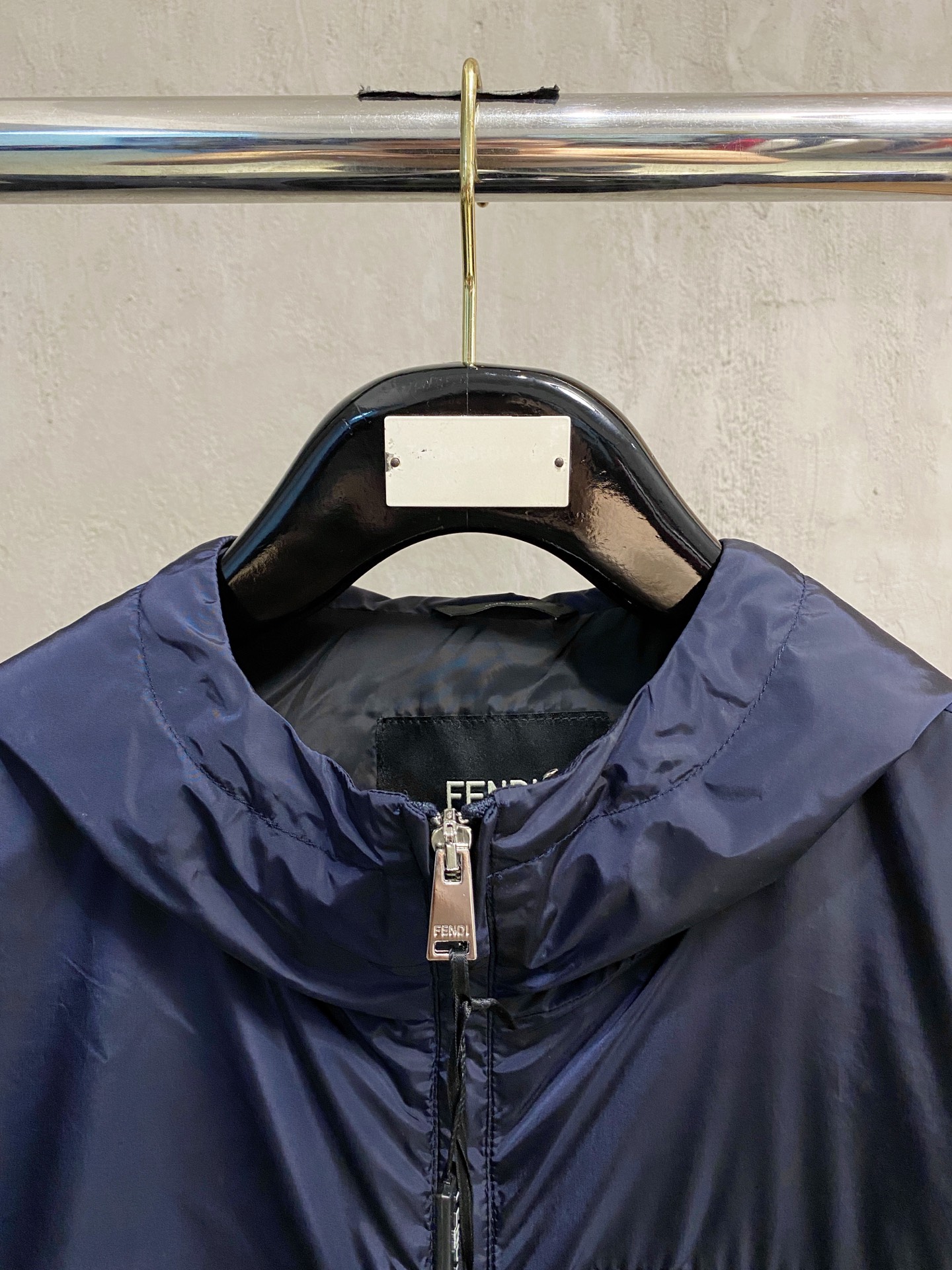 兜帽和侧边拉链口袋风衣。松紧袖口和抽绳下摆。双头拉链开合。蓝色尼龙材质。胸前拉链袋饰有相搭的“Made 