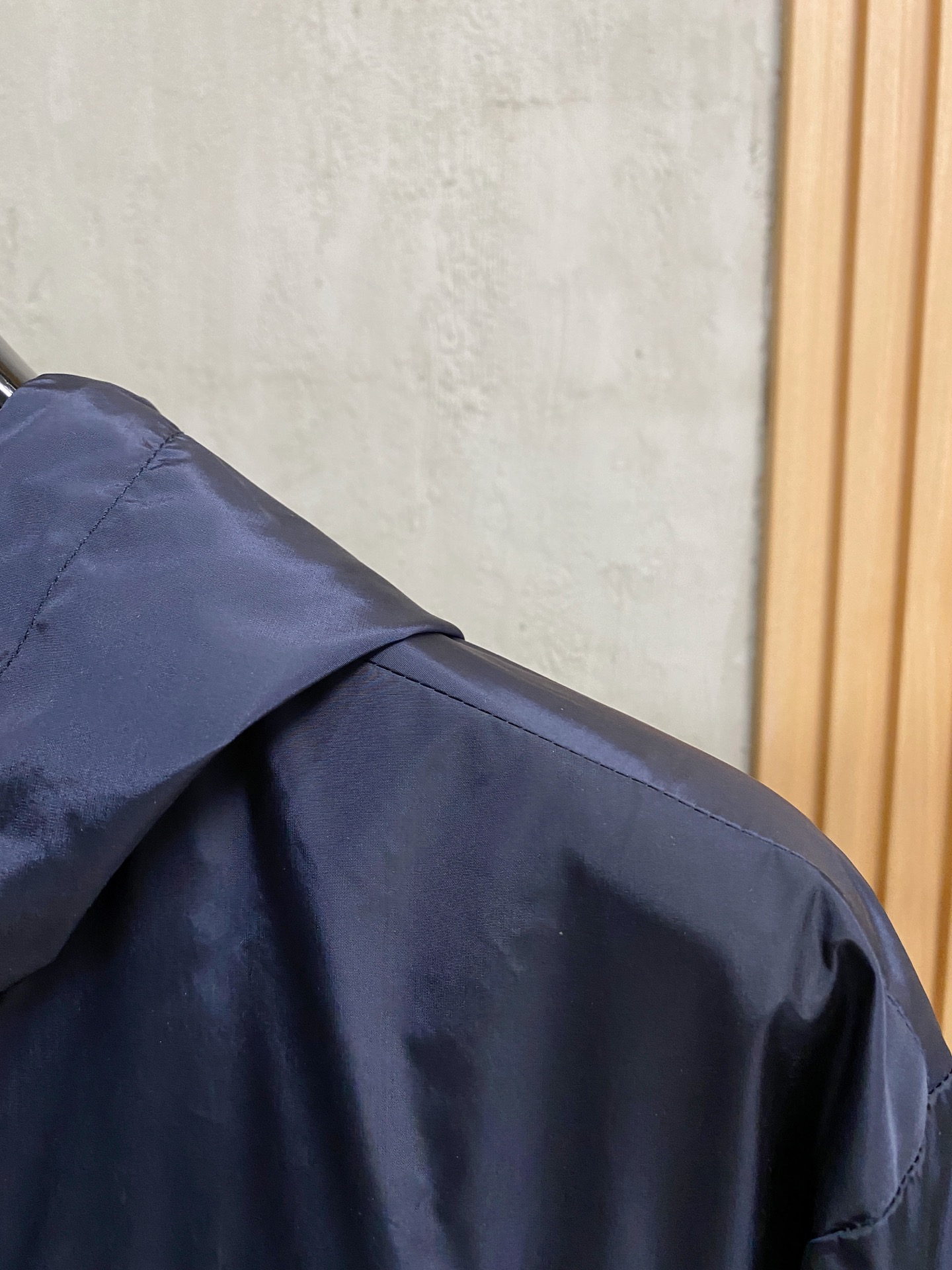 兜帽和侧边拉链口袋风衣。松紧袖口和抽绳下摆。双头拉链开合。蓝色尼龙材质。胸前拉链袋饰有相搭的“Made 