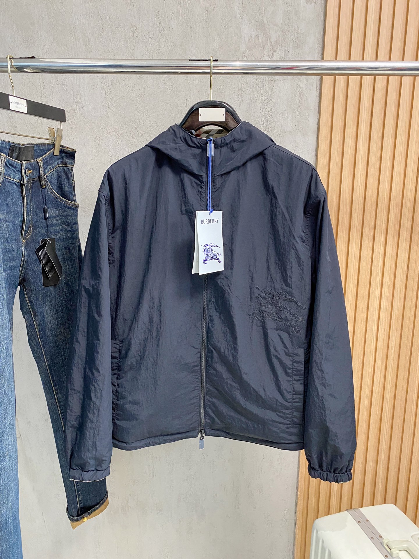 巴宝莉100%真品. 老渠道品质 . 巴宝莉连帽款双面两穿出货 ；𝑩𝒖𝒓𝒃𝒆𝒓𝒓𝒚 格纹马术徽标帽衫夹克