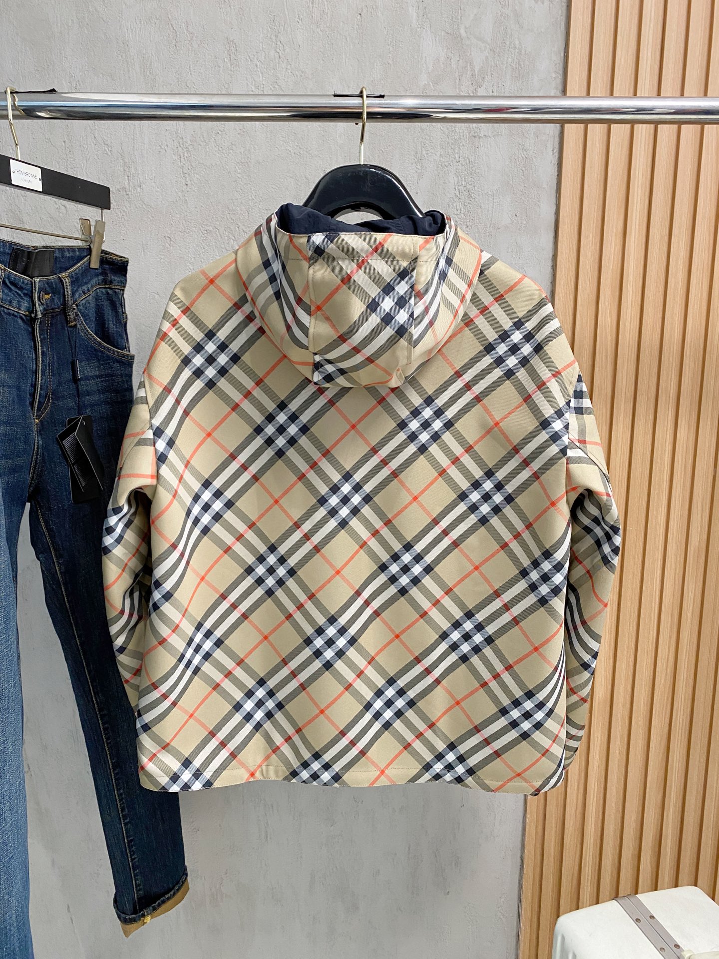 巴宝莉100%真品. 老渠道品质 . 巴宝莉连帽款双面两穿出货 ；𝑩𝒖𝒓𝒃𝒆𝒓𝒓𝒚 格纹马术徽标帽衫夹克