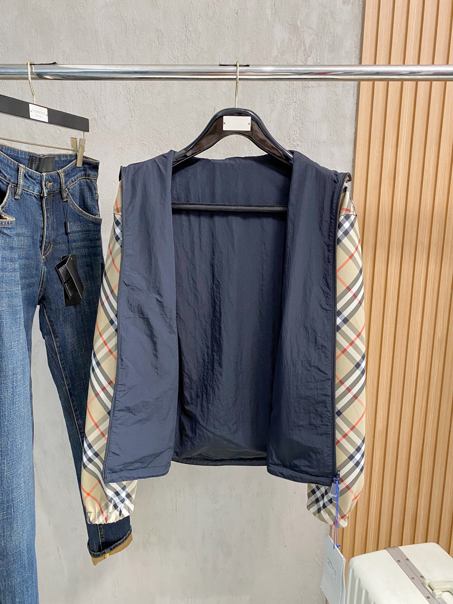 巴宝莉100%真品. 老渠道品质 . 巴宝莉连帽款双面两穿出货 ；𝑩𝒖𝒓𝒃𝒆𝒓𝒓𝒚 格纹马术徽标帽衫夹克