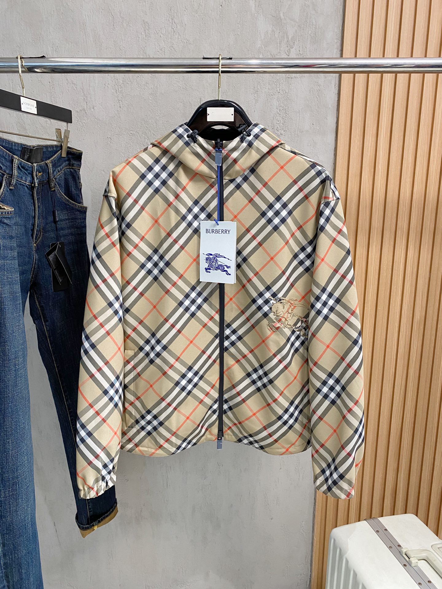 巴宝莉100%真品. 老渠道品质 . 巴宝莉连帽款双面两穿出货 ；𝑩𝒖𝒓𝒃𝒆𝒓𝒓𝒚 格纹马术徽标帽衫夹克