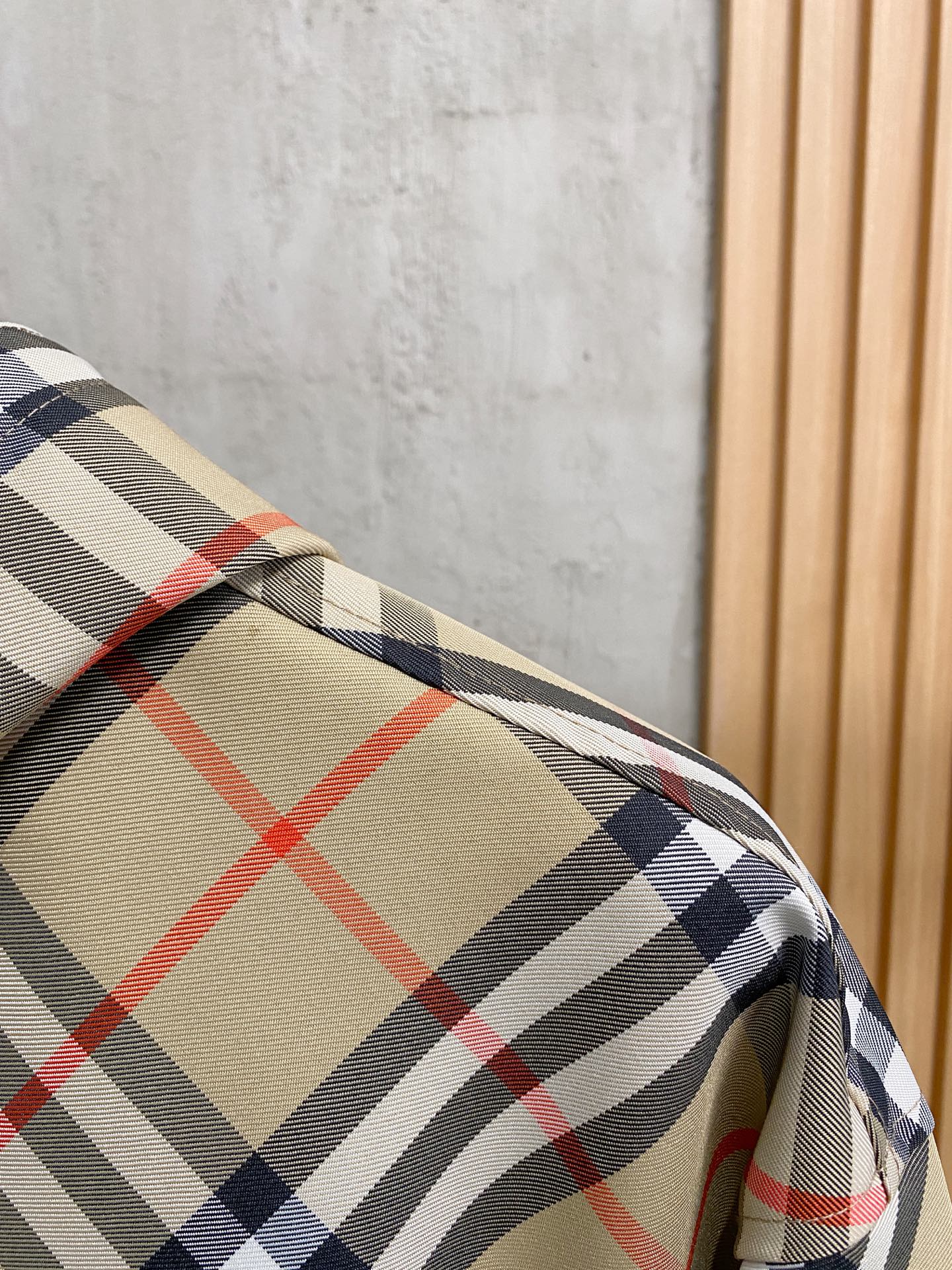 巴宝莉100%真品. 老渠道品质 . 巴宝莉连帽款双面两穿出货 ；𝑩𝒖𝒓𝒃𝒆𝒓𝒓𝒚 格纹马术徽标帽衫夹克