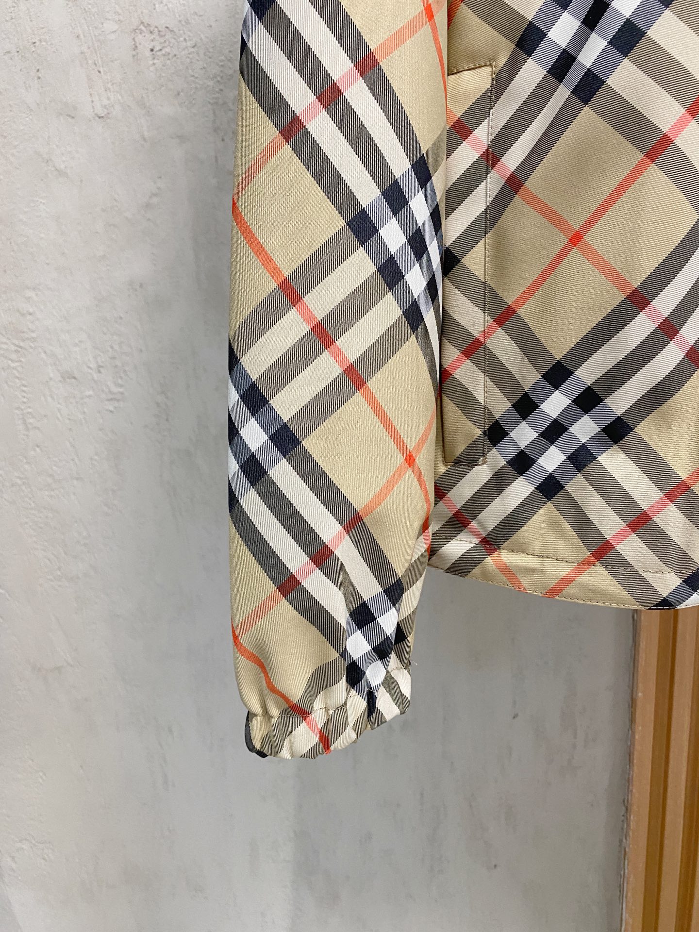 巴宝莉100%真品. 老渠道品质 . 巴宝莉连帽款双面两穿出货 ；𝑩𝒖𝒓𝒃𝒆𝒓𝒓𝒚 格纹马术徽标帽衫夹克