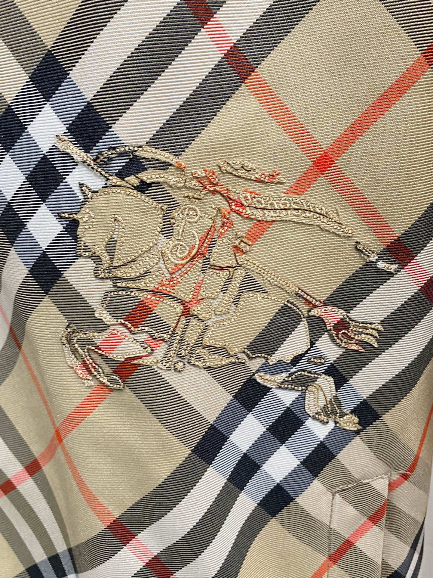 巴宝莉100%真品. 老渠道品质 . 巴宝莉连帽款双面两穿出货 ；𝑩𝒖𝒓𝒃𝒆𝒓𝒓𝒚 格纹马术徽标帽衫夹克