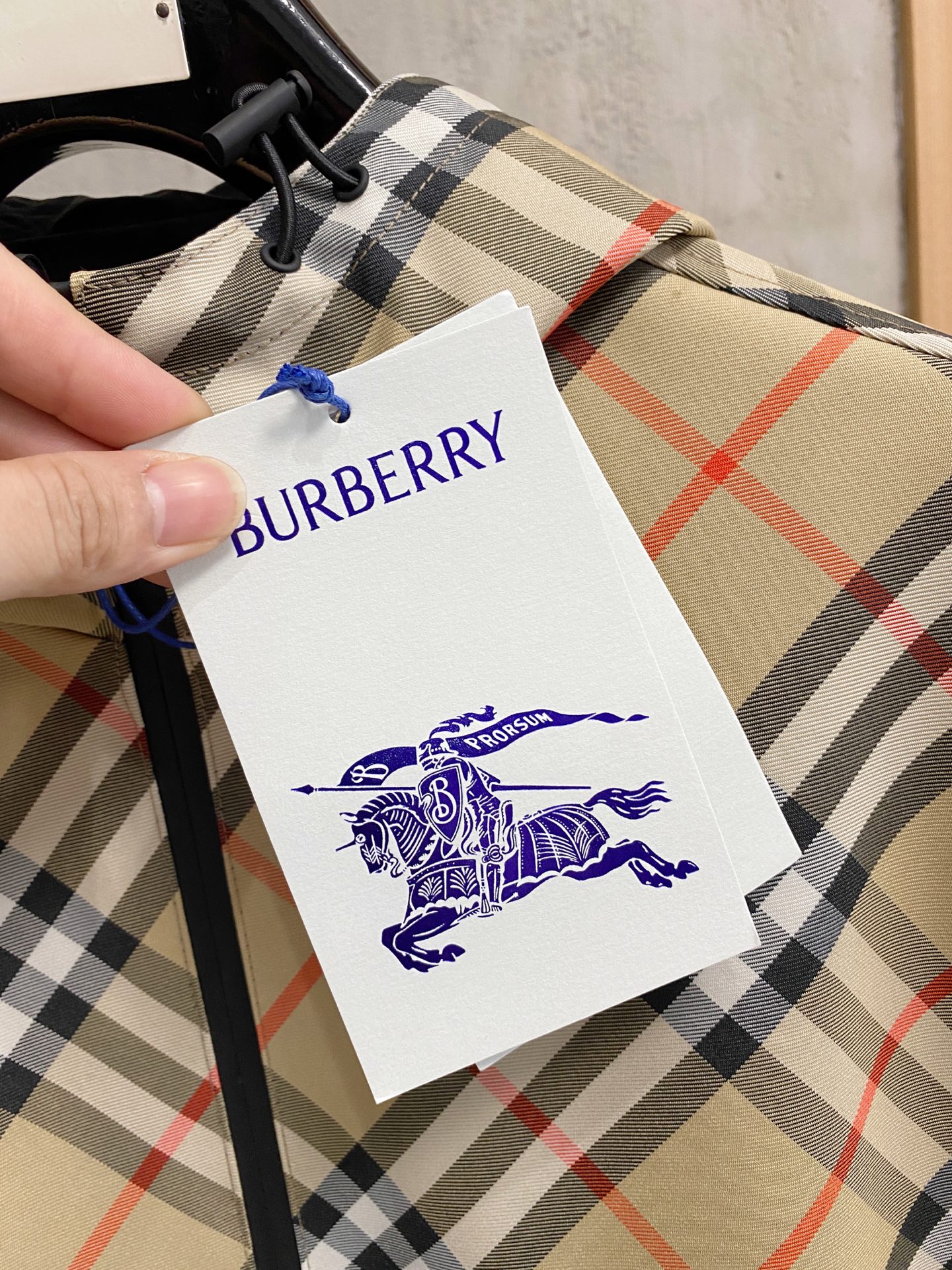 巴宝莉100%真品. 老渠道品质 . 巴宝莉连帽款双面两穿出货 ；𝑩𝒖𝒓𝒃𝒆𝒓𝒓𝒚 格纹马术徽标帽衫夹克