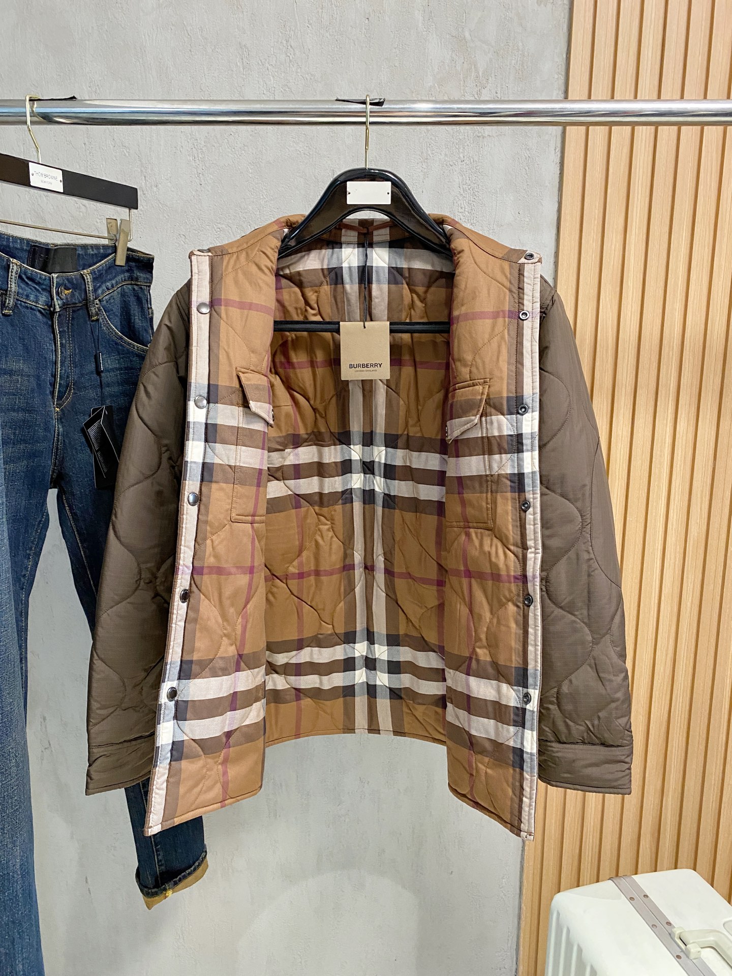 专柜¥ 15900 ，可以直接当原版穿 无压力，一点问题没有， 上海贸易公司订单，从面料到辅料 在到内衬