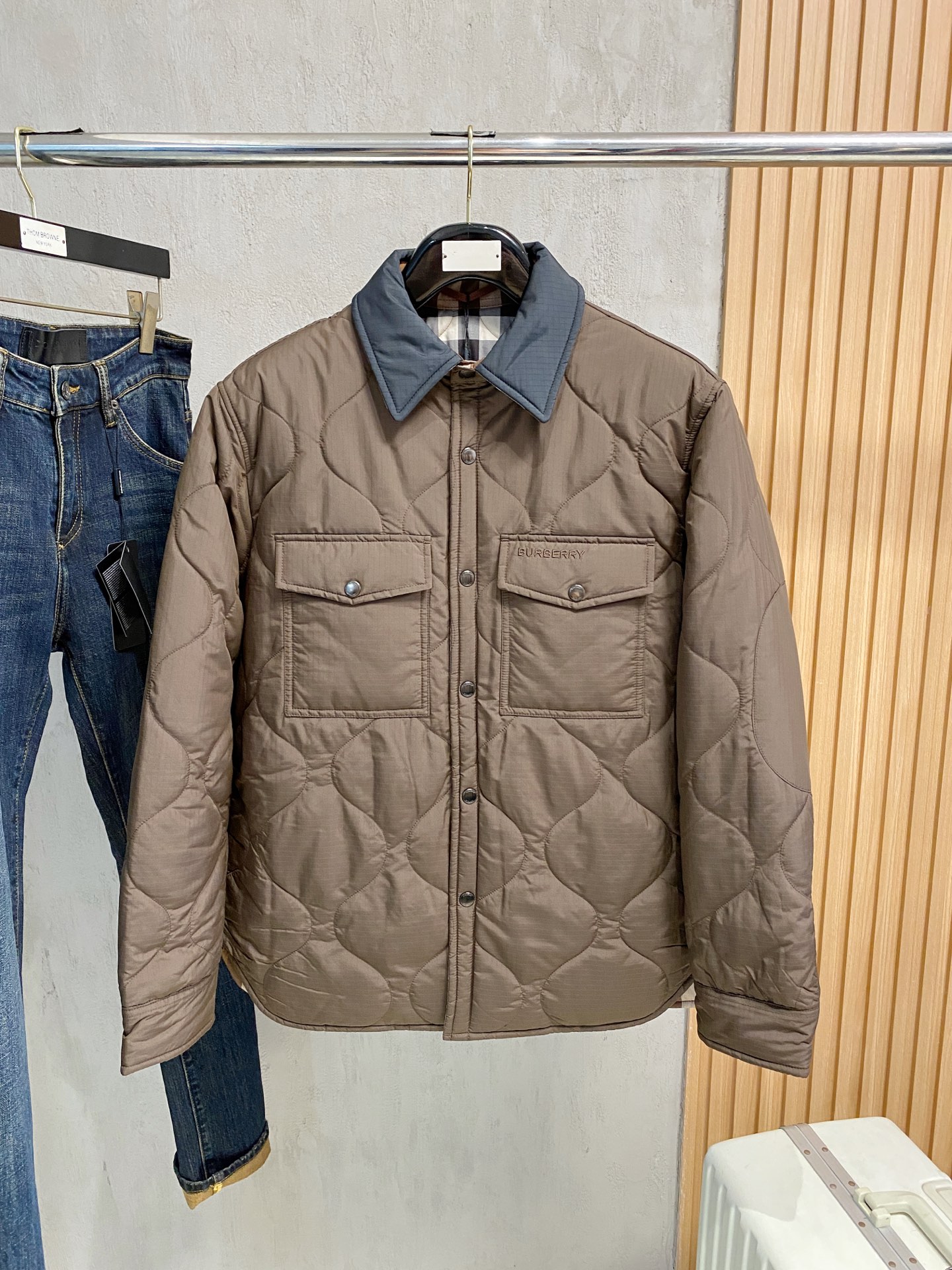 专柜¥ 15900 ，可以直接当原版穿 无压力，一点问题没有， 上海贸易公司订单，从面料到辅料 在到内衬