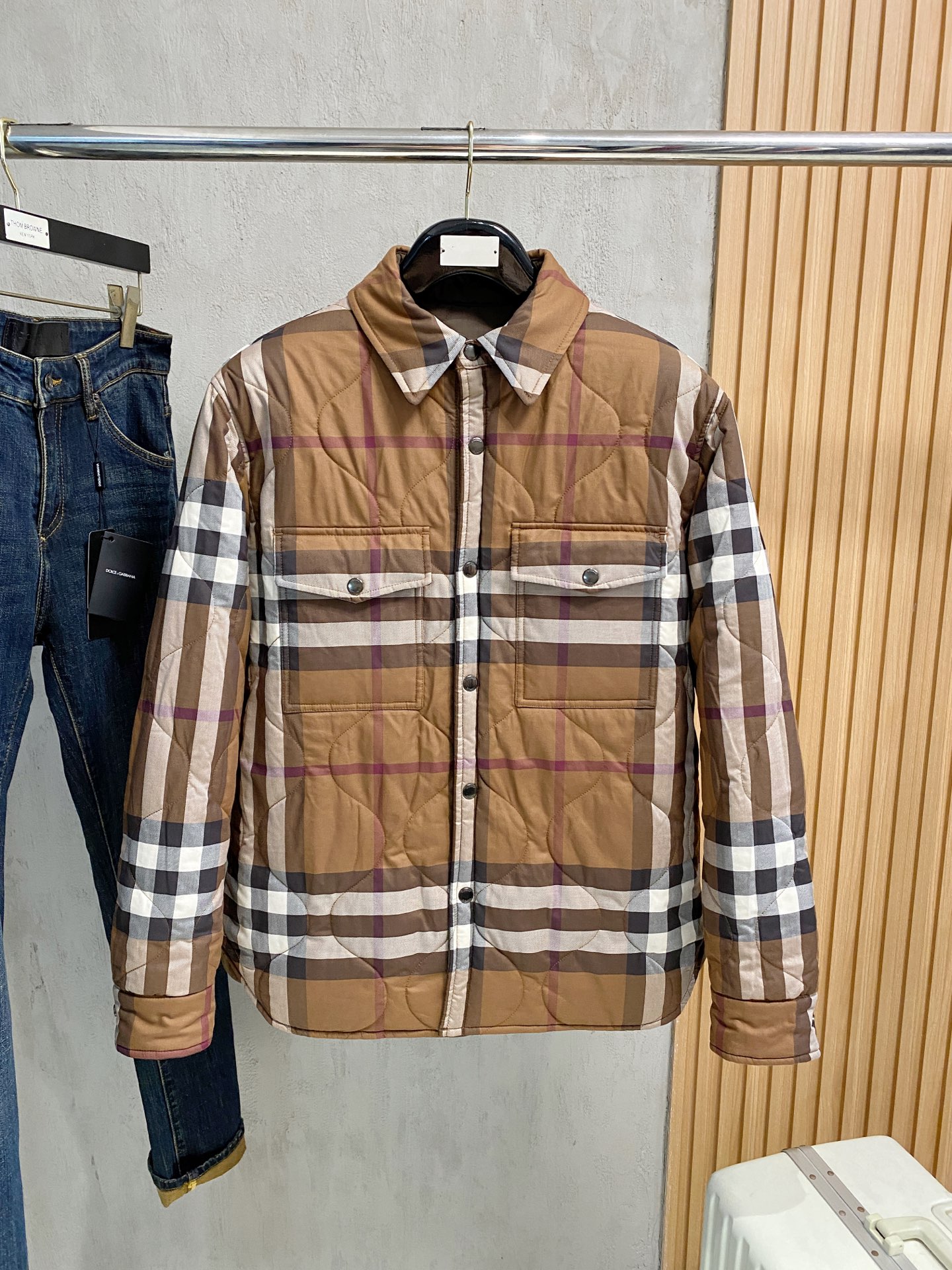 专柜¥ 15900 ，可以直接当原版穿 无压力，一点问题没有， 上海贸易公司订单，从面料到辅料 在到内衬