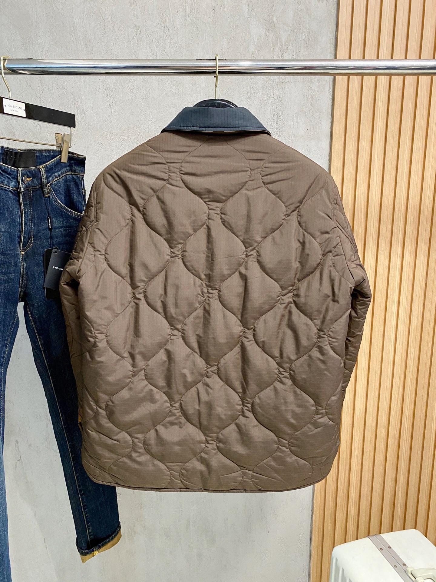 专柜¥ 15900 ，可以直接当原版穿 无压力，一点问题没有， 上海贸易公司订单，从面料到辅料 在到内衬