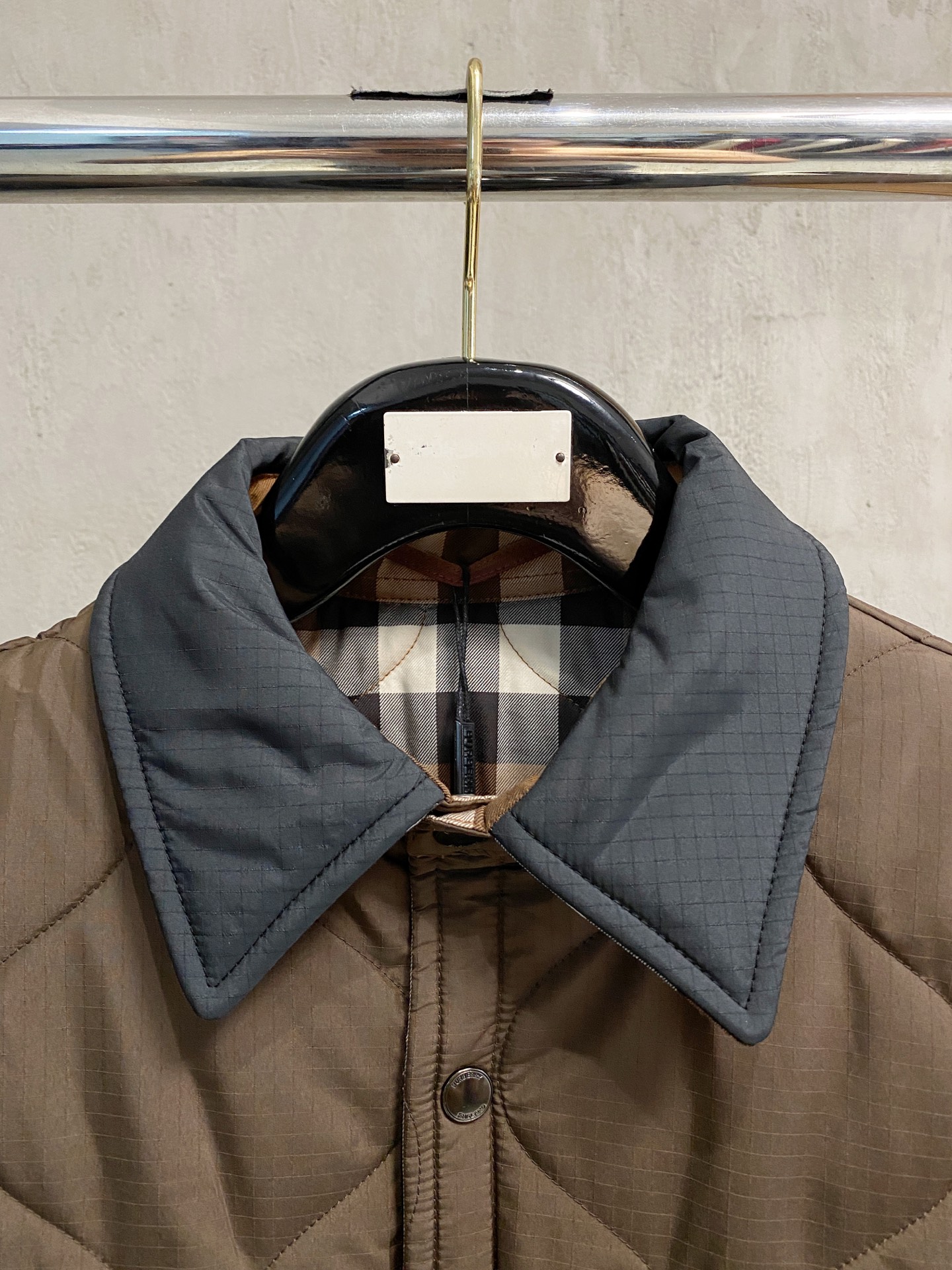 专柜¥ 15900 ，可以直接当原版穿 无压力，一点问题没有， 上海贸易公司订单，从面料到辅料 在到内衬