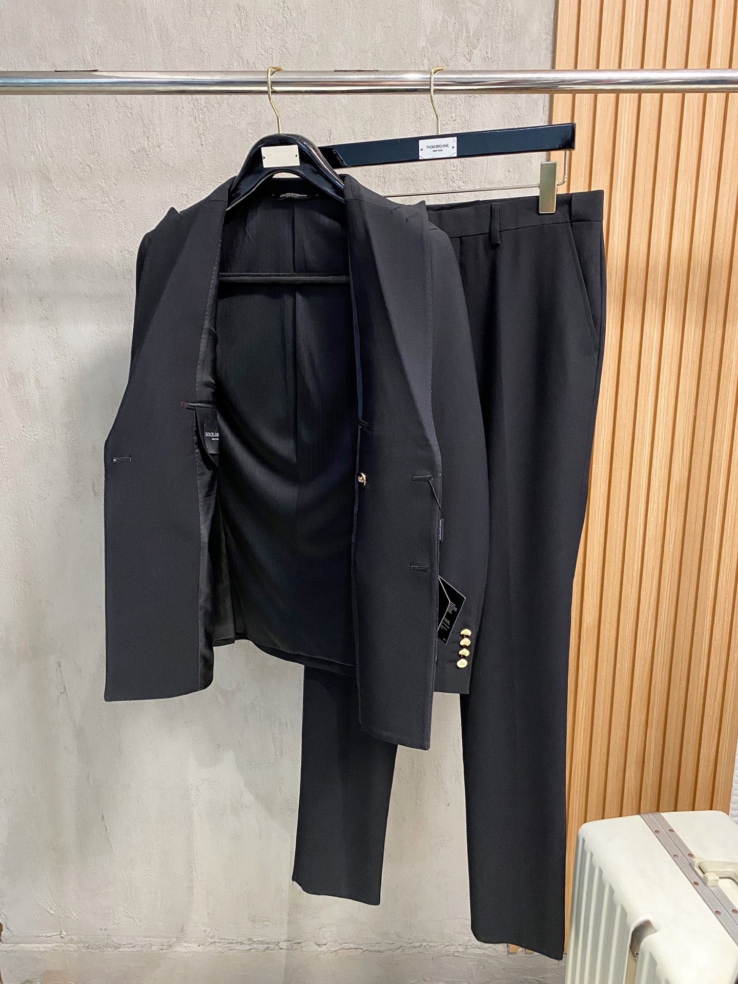 /套。【专柜同步新品】 2025年春秋男士 黑色 时尚商务休闲轻便西装/单西外套.整体轮廓趋于简约风格，