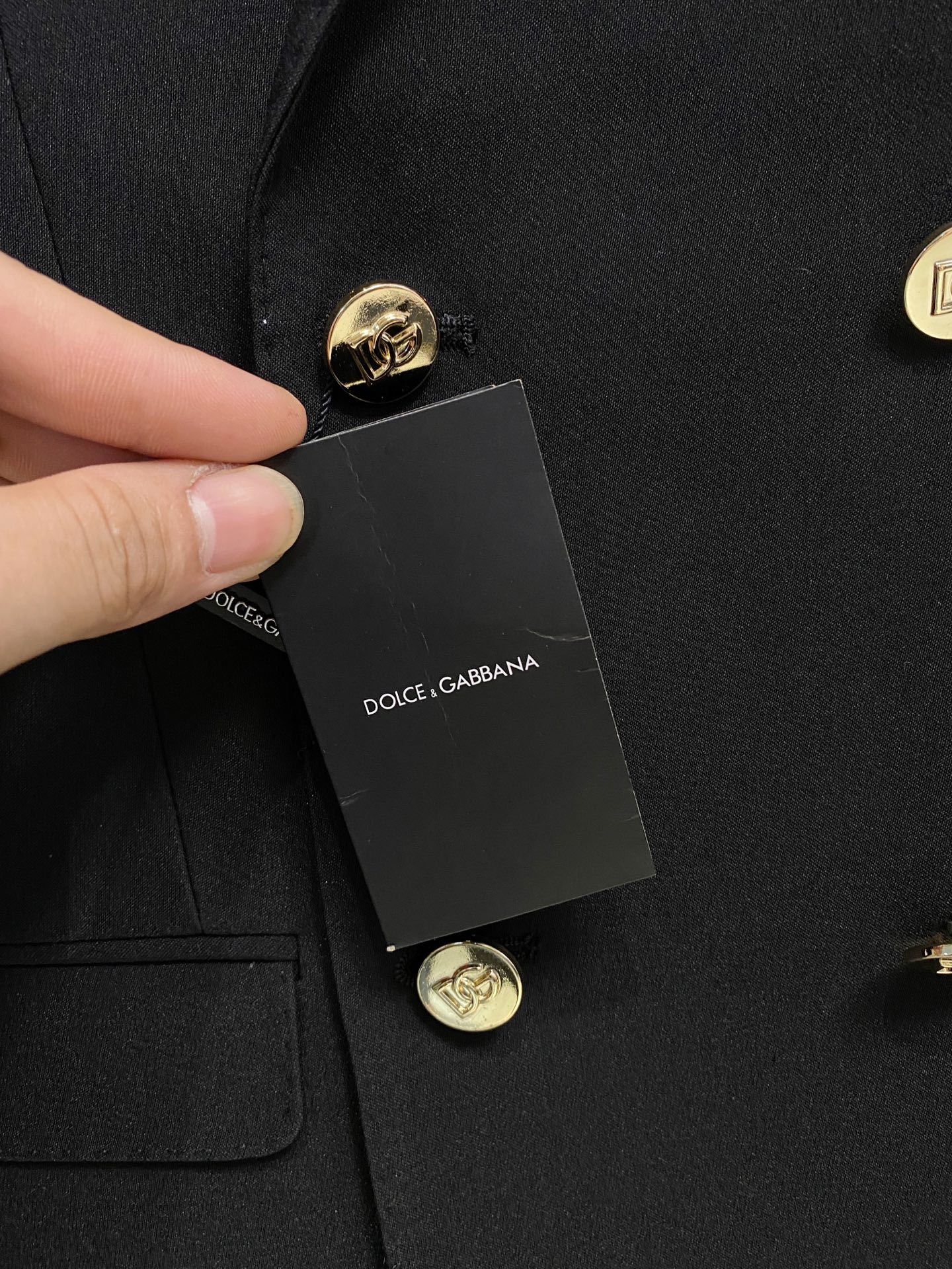 /套。【专柜同步新品】 2025年春秋男士 黑色 时尚商务休闲轻便西装/单西外套.整体轮廓趋于简约风格，