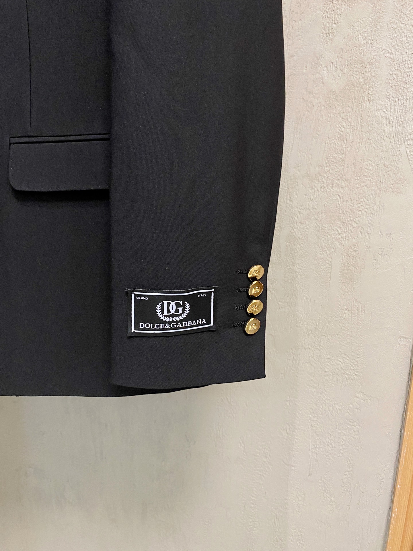 /套。【专柜同步新品】 2025年春秋男士 黑色 时尚商务休闲轻便西装/单西外套.整体轮廓趋于简约风格，